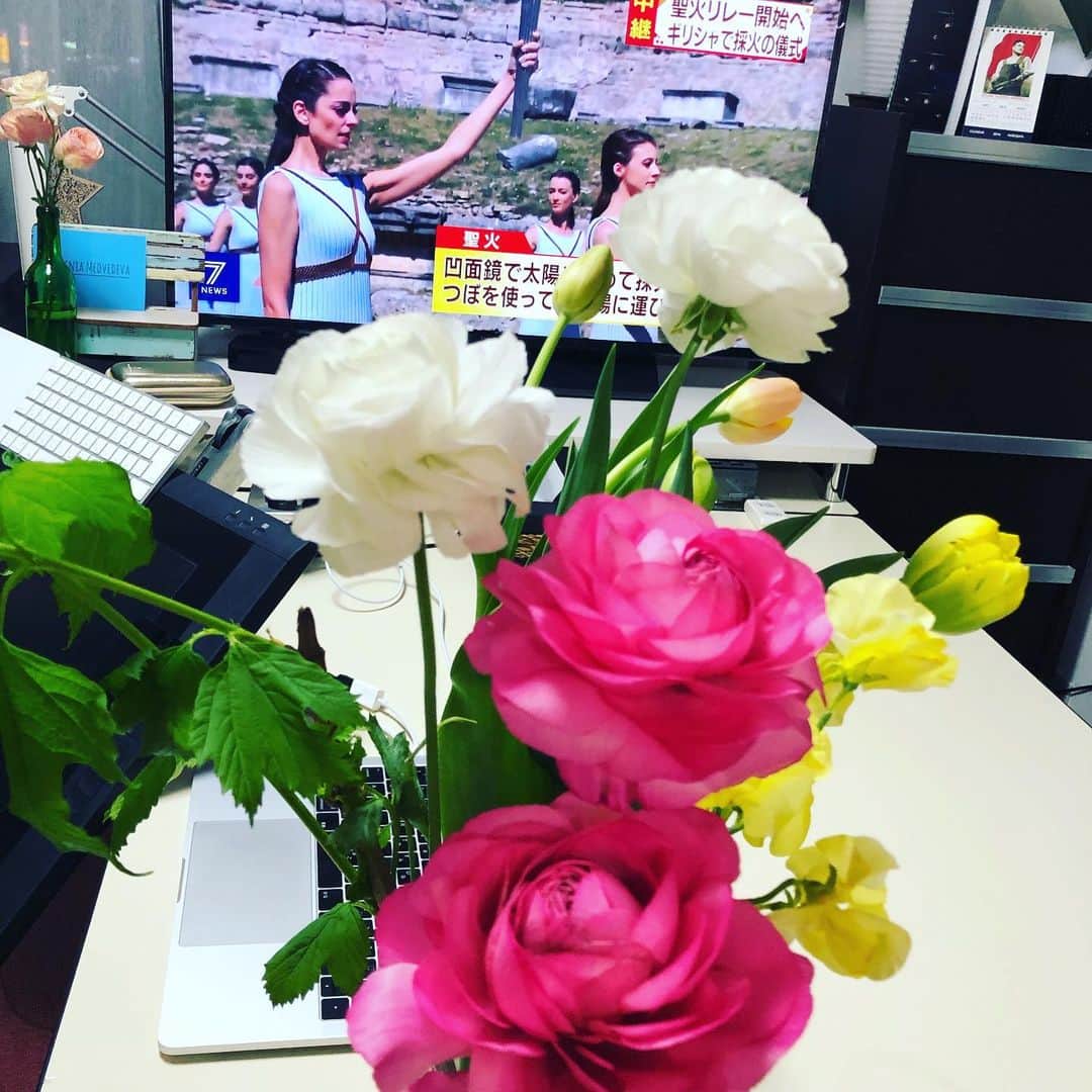 久保ミツロウのインスタグラム：「花を💐買う。黄色いスイートピーをおまけしてもらえた。ラナンキュラス可愛い。こないだ買った黄色いスターチスもまだ鮮やか。 紙が無いなら花を買えばいいじゃない。と高貴な気持ちでスーパーを彷徨ったが、やっとキッチンペーパーを買えてホッとした。」