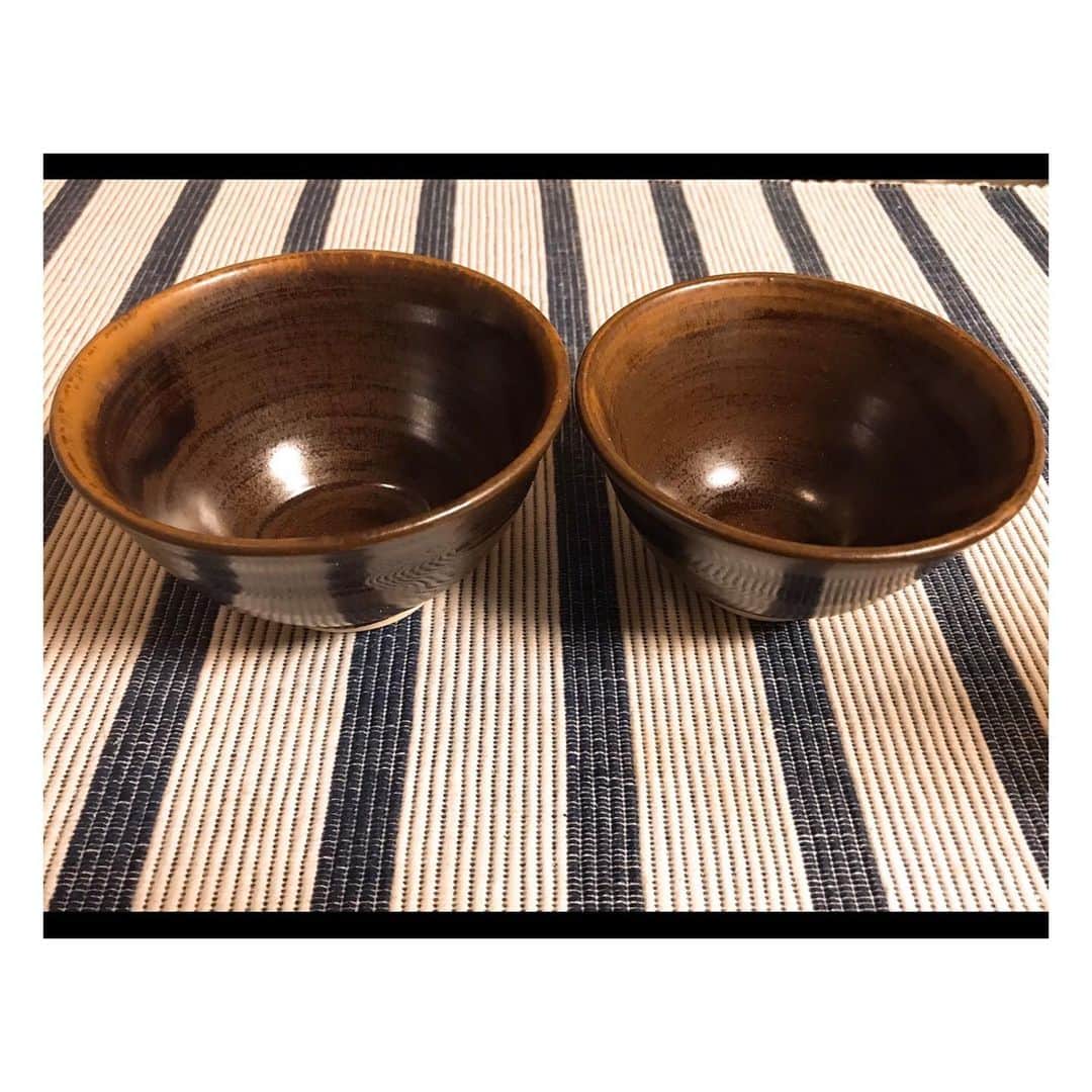 Nacoのインスタグラム：「ずっとやりたかった陶芸初体験🍚🖤 先日ママと行ってきました^^ やっと完成して届いたら…我ながら良い出来でした☺️✨笑 . #bowl #ricebowl #pottery #ceramics #fun #instagood #happy #handmade #travel #mylife #japan #followme #likeforlikes #陶芸 #陶器 #茶碗 #初体験 #陶芸体験 #ろくろ #手びねり #嬉しい #도예 #물레 #그릇 #수제」