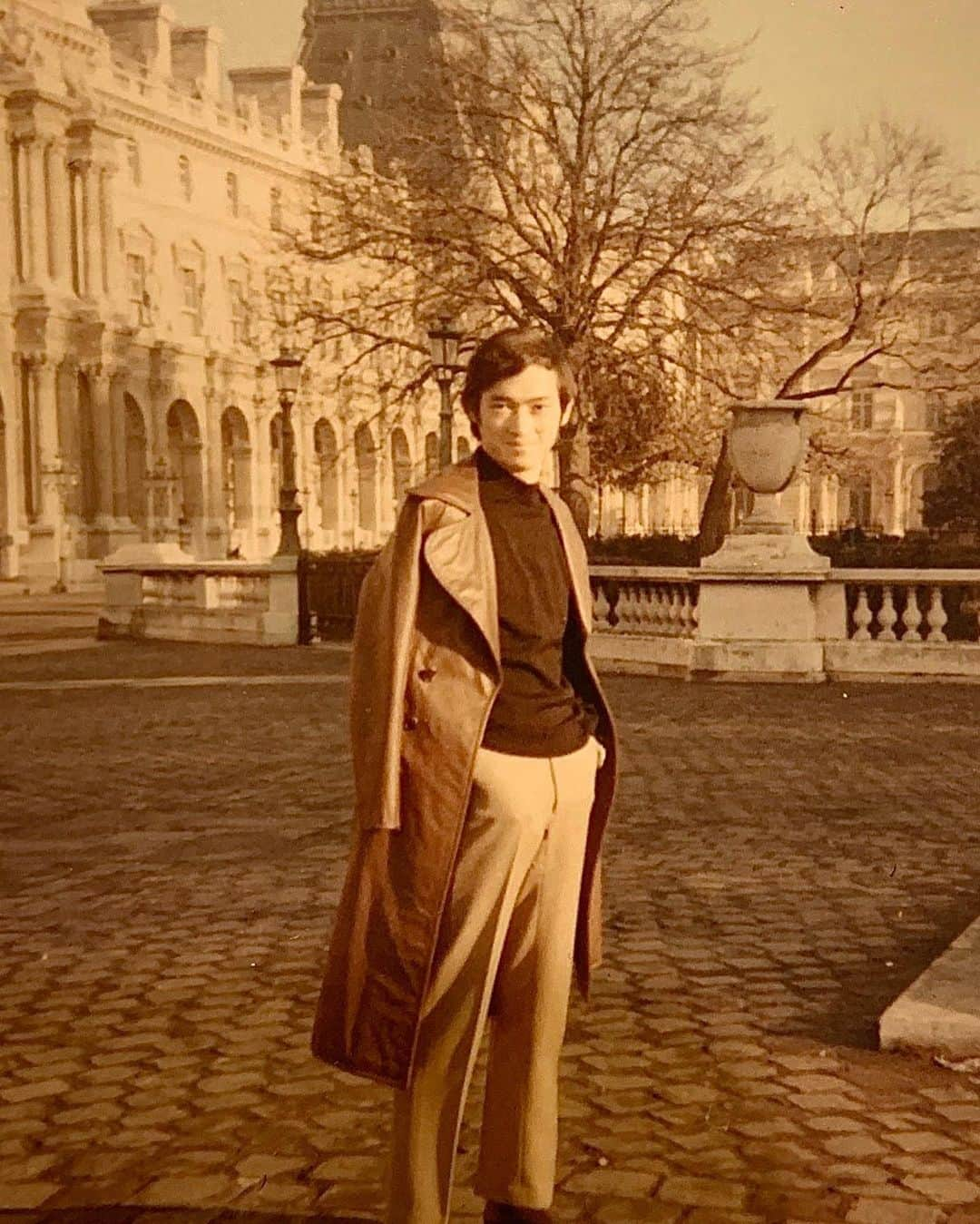 麻生あくらさんのインスタグラム写真 - (麻生あくらInstagram)「Les Champs-Élysées✨1967 シャンゼリゼの人の少なさよ🇫🇷 パパ細。  #1967#paris#monpere#familyhistory #papa#sodafamily#familyislove」3月12日 19時32分 - akura_akura