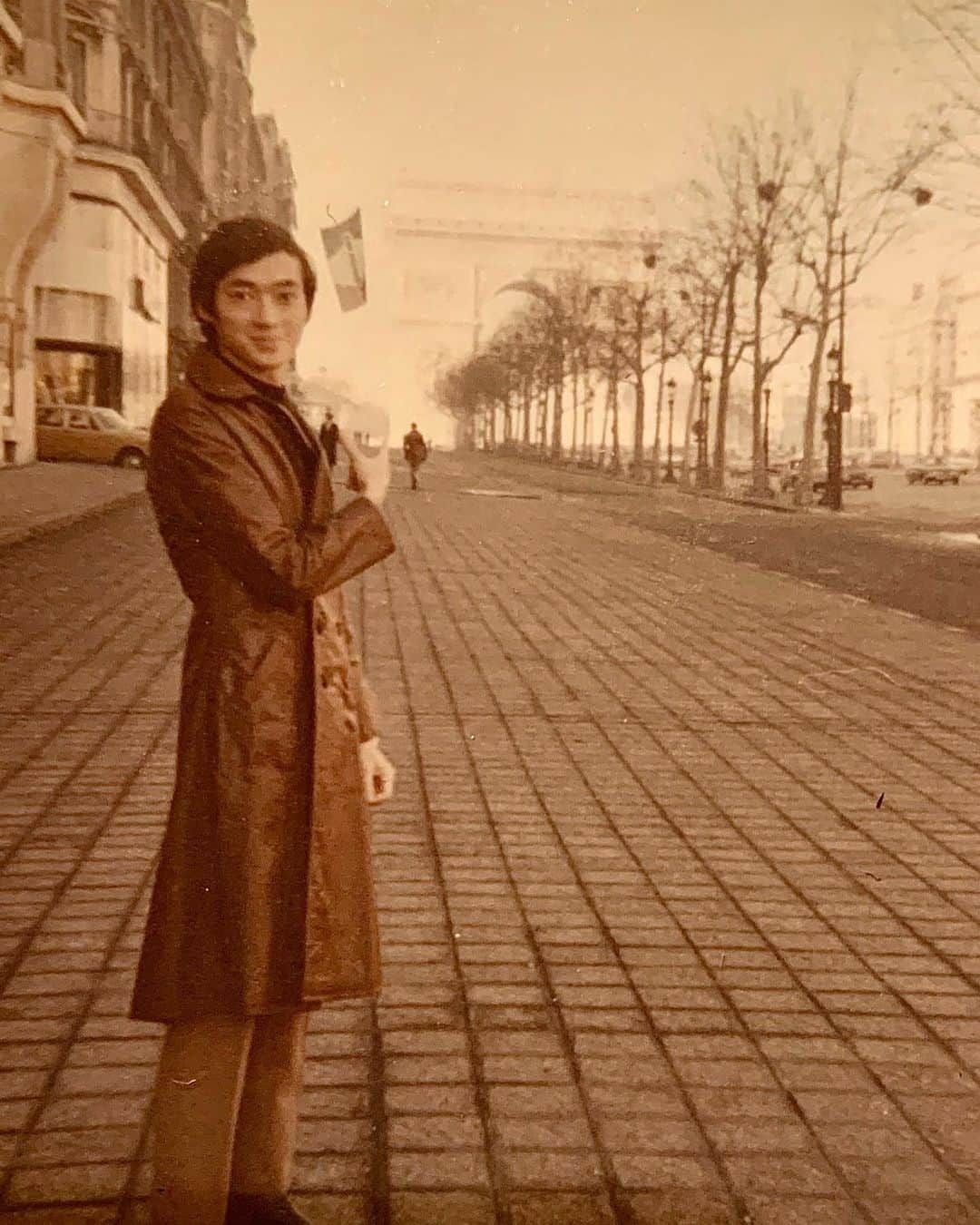 麻生あくらさんのインスタグラム写真 - (麻生あくらInstagram)「Les Champs-Élysées✨1967 シャンゼリゼの人の少なさよ🇫🇷 パパ細。  #1967#paris#monpere#familyhistory #papa#sodafamily#familyislove」3月12日 19時32分 - akura_akura