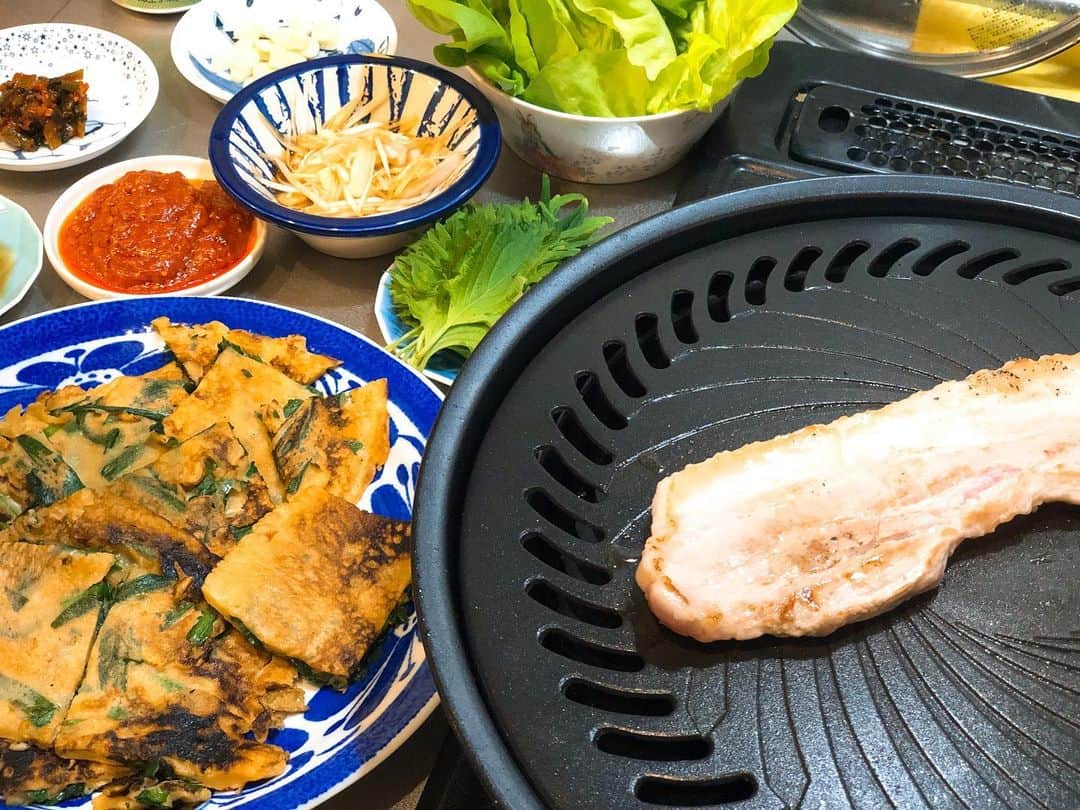 平田薫さんのインスタグラム写真 - (平田薫Instagram)「かおる食堂今日はキッチンサムギョプサル。 チヂミ再び。 昨日は小麦粉で作ったけど今日はたこ焼き粉で作ってみた。  あぁー美味しい。  #かおる食堂#韓国料理」3月12日 19時28分 - hiratakaoru1215