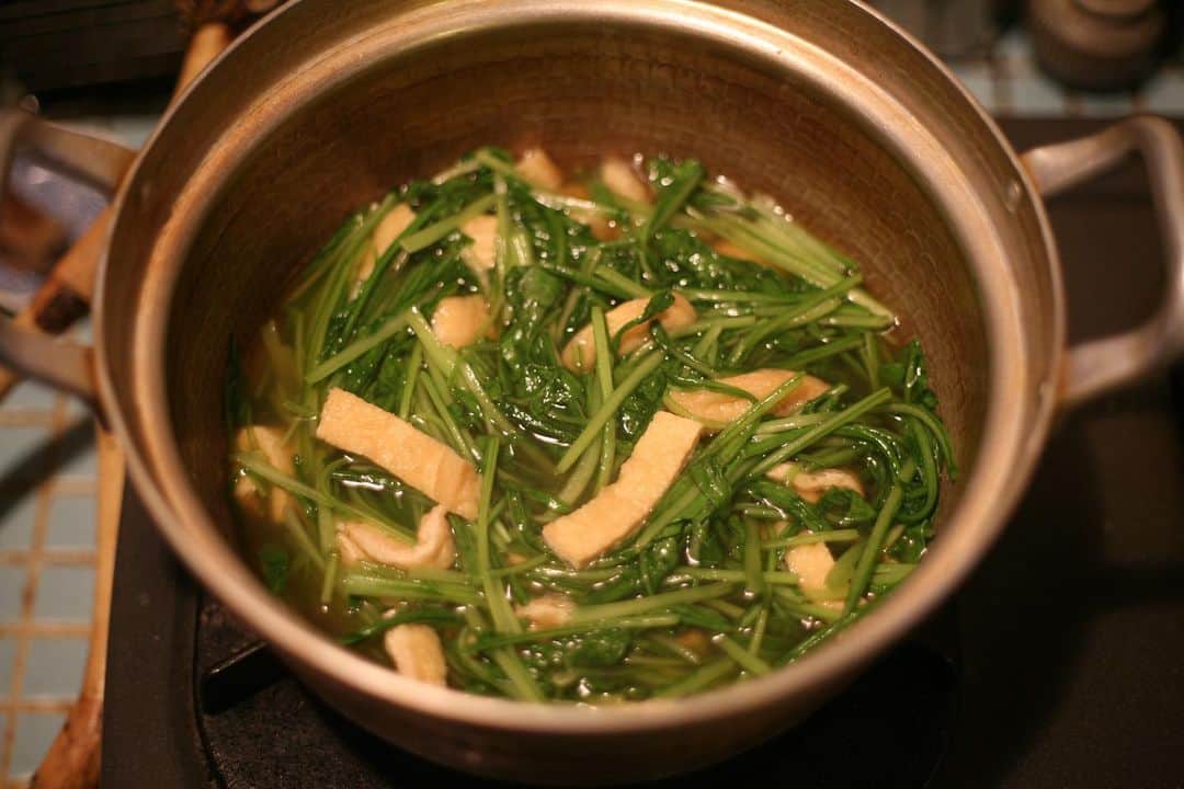 職人.comさんのインスタグラム写真 - (職人.comInstagram)「京壬生菜と油揚げの炊いたんを作りました。便利な道具がたくさんあるので、快適に調理でき、美しく盛り付けられます。 https://www.shokunin.com/jp/yanagisori/bowl.html （ステンレスボール） https://www.shokunin.com/jp/nakamuradouki/seiro.html （セイロ鍋） https://www.shokunin.com/jp/fresco/kasumibowl.html （kasumi bowl） http://kyoyasai.kyoto/2017/08/16475 （レシピ） @shokunincom  #職人ドットコム #京都 #京都市 #手仕事 #暮らしの道具 #そうだ京都行こう #暮らしを楽しむ #京都旅行 #京都巡り #京都観光 #京都散策 #京都散歩 #モノづくり #ものづくり #工芸品 #民芸 #民藝 #民芸品 #手工芸 #豊かな食卓 #キッチングラム #手作りのある暮らし #器のある暮らし #焼物 #焼き物 #京壬生菜 #壬生菜 #壬生菜の炊いたん #炊いたん #油揚げ」3月12日 19時36分 - shokunincom