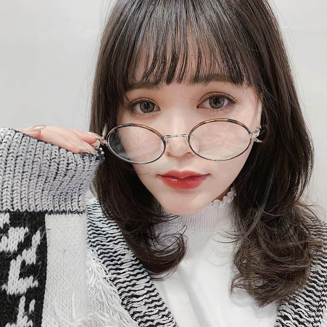 junko onagi ／小梛準子さんのインスタグラム写真 - (junko onagi ／小梛準子Instagram)「ㅤ︎ㅤㅤㅤㅤㅤ イメチェン💇‍♀️❤︎ @koinu_yukun  ㅤ︎ㅤㅤㅤㅤㅤ 伊達眼鏡👓 @tomi_glasses  ㅤ︎ㅤㅤㅤㅤㅤ イメチェンについてちゃんとまとめたいけど、 取り急ぎカットした直後に撮った写真🤳！ レイヤーを入れてもらったのでまだまだ自分でのセットが不慣れなので毎日のセットに今はまだ30分くらいかかっているw 実はナチュラルにハイライトもいれてもらってるのでそれも今この時より色落ちしてきて目立ってきてお気に入り🥰💯❤︎ ㅤ︎ㅤㅤㅤㅤㅤ 伊達眼鏡初おろしでちゃんとかけて撮ろうとしたら レンズ反射しすぎてたので鼻かけですみません🙇‍♀️💦 伊達眼鏡ってちゃっちぃの多くて嫌だったんだけど、いいもの買おうとするといきなり値が張るし…けど @tomi_glasses さんはかなり購入感のある眼鏡なのに良心的な価格で超おすすめ！ 普段家では度入りの本当の眼鏡で、外では度入りのカラコン付けることが多いので伊達眼鏡も使う🙆‍♀️❤︎ ㅤ︎ㅤㅤㅤㅤㅤ  #独り言やたら多めw #ごめんなさい笑」3月12日 19時41分 - jnco0417