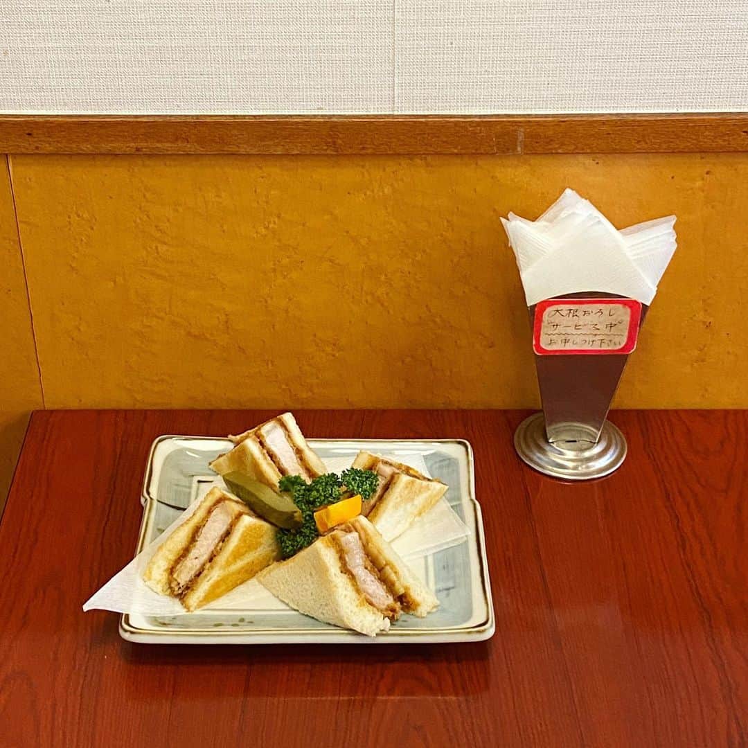 平野紗季子さんのインスタグラム写真 - (平野紗季子Instagram)「カキフライ定食の商品写真よりも打ち出したいもの それはバブル期に熱中したオートジャイロに乗る店主の思い出フォト」3月12日 19時55分 - sakikohirano