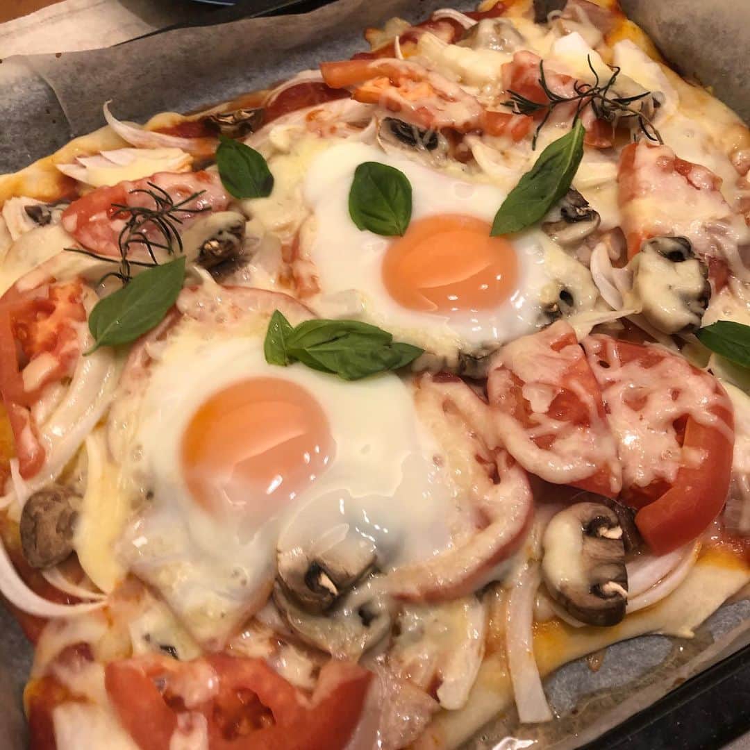 いとうせいこうのインスタグラム：「仕事の合間に粉からこねてピザ作ってみた。ピザ食べたくなった人は外食どうぞ。#誘いメシ活動」
