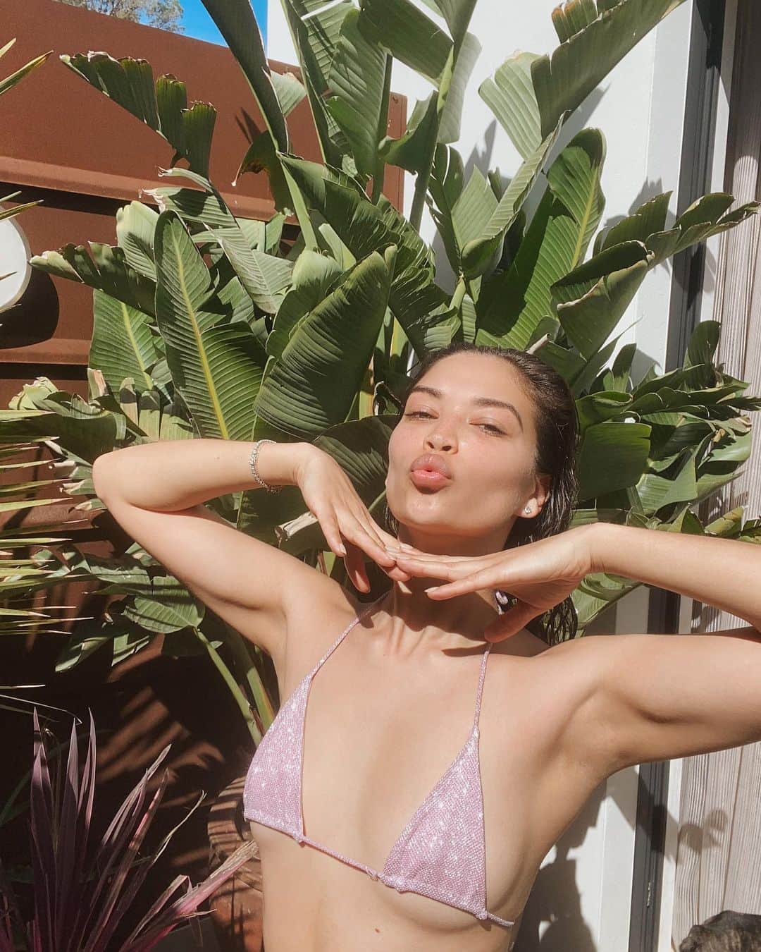 シャニーナ・シャイクのインスタグラム：「Will be working on this tan for 60 days 💖」