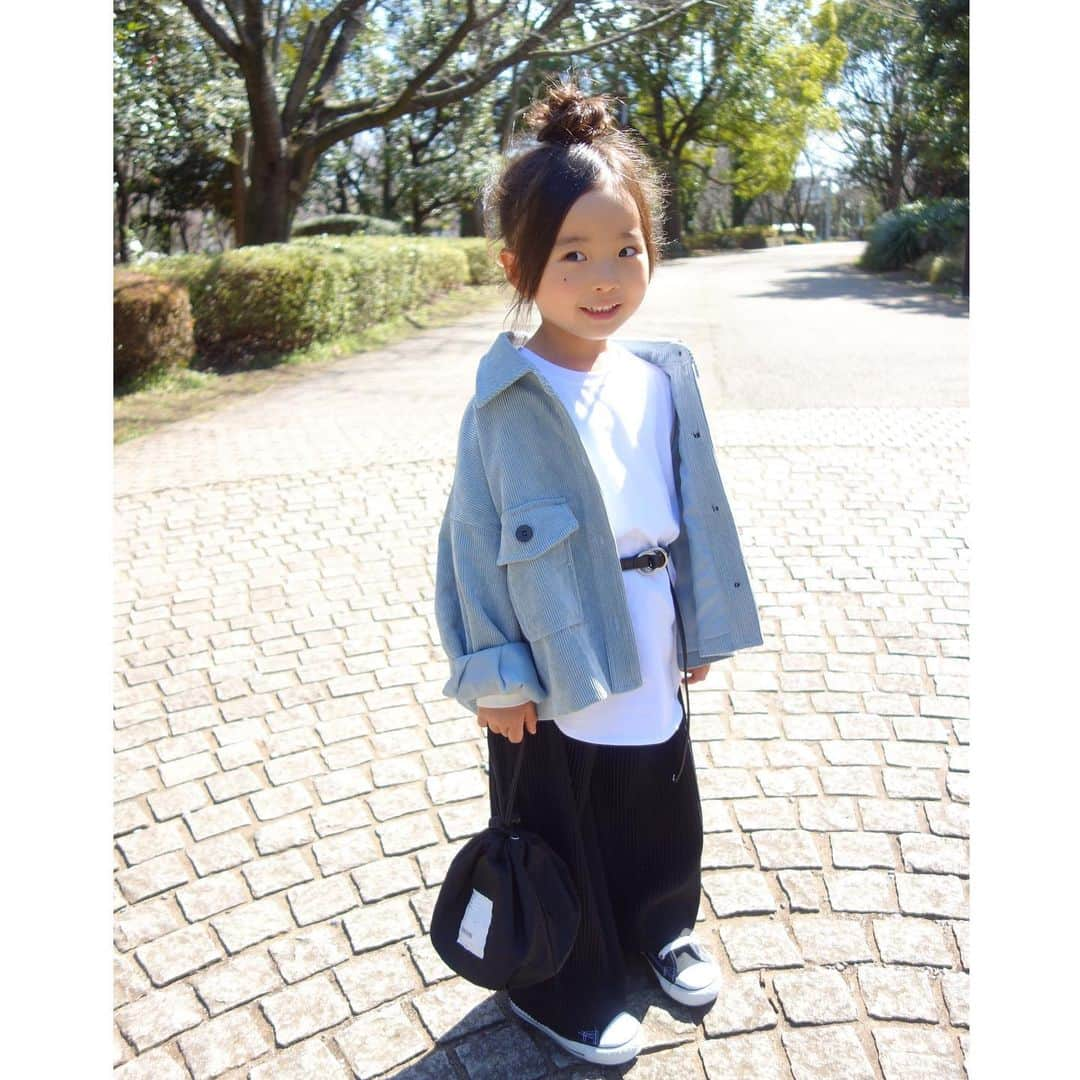 Saraさんのインスタグラム写真 - (SaraInstagram)「. coordinate♡ . シャーベットカラーの春アウター💙 . シルエットがとっても綺麗な ワイドリブパンツは @urbancherry_ さんの🤟 細かいリブがプリーツっぽく見えて めちゃめちゃかわいい🤤 .  #ootd #kids #kids_japan #kids_japan_ootd #kjp_ootd #kidsfahion #kidscode #kidsootd #kidswear #キッズコーデ #キッズファッション #インスタキッズ #コーデュロイジャケット #jeanasis #lowrysfarm #coen #urbancherry #converse」3月12日 20時16分 - sarasara718