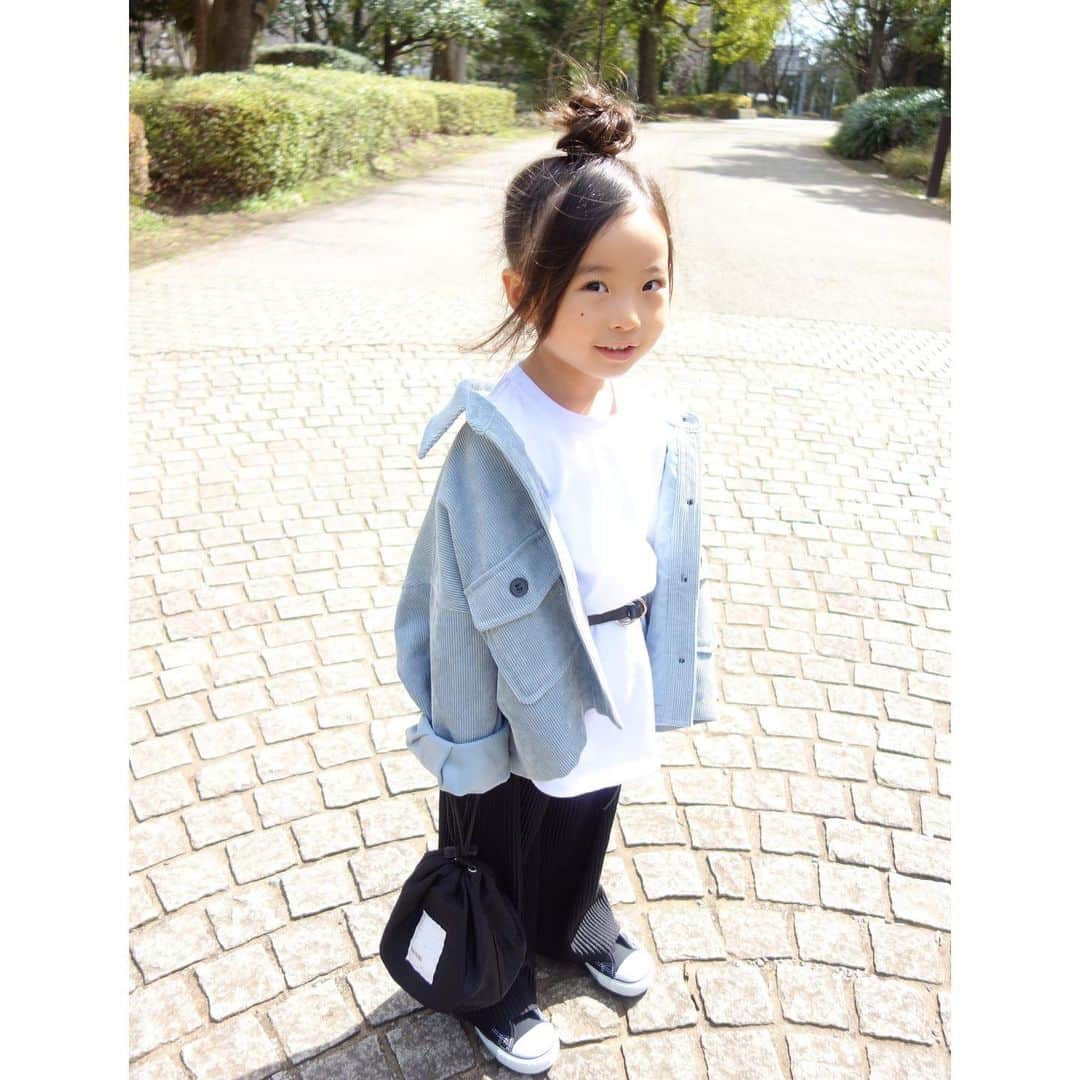 Saraさんのインスタグラム写真 - (SaraInstagram)「. coordinate♡ . シャーベットカラーの春アウター💙 . シルエットがとっても綺麗な ワイドリブパンツは @urbancherry_ さんの🤟 細かいリブがプリーツっぽく見えて めちゃめちゃかわいい🤤 .  #ootd #kids #kids_japan #kids_japan_ootd #kjp_ootd #kidsfahion #kidscode #kidsootd #kidswear #キッズコーデ #キッズファッション #インスタキッズ #コーデュロイジャケット #jeanasis #lowrysfarm #coen #urbancherry #converse」3月12日 20時16分 - sarasara718