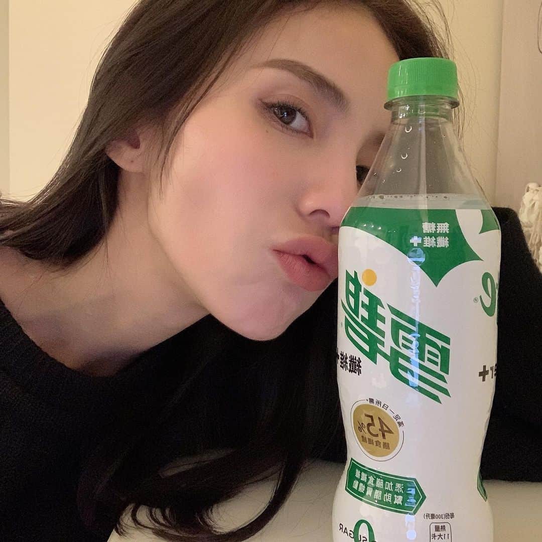 チャン・チュンニンのインスタグラム：「最愛所有氣泡類的飲品 ♥︎ #雪碧纖維+#SpriteFiber+#我的曼妙一路有纖  Thank you @cocacola_tw」