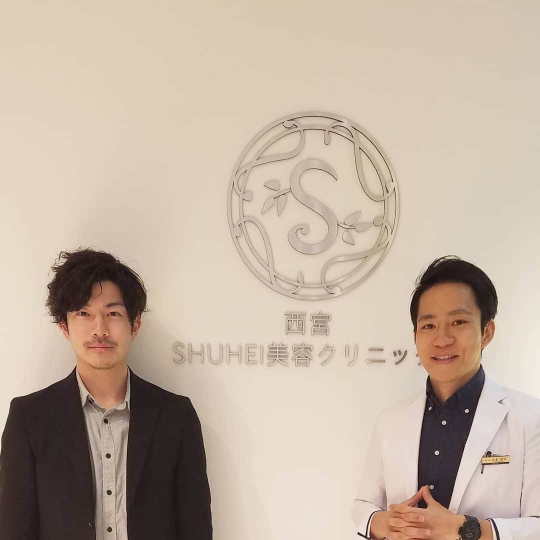 小堀正博のインスタグラム：「久々に行けました。  西宮SHUHEI美容クリニック(@shuhei.beauty.clinic ) 毎月お願いしたいけど、撮影のスケジュールなどがあって全然行けずで。  数ヶ月ぶり。  今回もダーマペン。  ダウンタイムが1週間ほどあるので、撮影が立て込むと行けないので、上手くタイミングを見計らって。  麻酔のおかげでそこまで痛さは感じないはずやけど、何故か勝手に涙が出てくる(笑)  感じ方としては、強さが3倍くらいの電動髭剃りで髭剃ってるくらいやねんけどな。  何とか毎月続けたいなー。  自分の意識や努力ももちろんやけど、文明の利器に頼るとこは頼って(笑)  少しでも老化に抗えるように頑張ります。  #小堀正博 #役者 #受験 #受験生 #大阪 #梅田 #神戸 #関西 #猫 #cat #cats #猫好き #インスタ映え #旅行 #hifu #ハイフ #メンズ #ファッション #fashion #メンズコーデ #東京 #難波 #京都 #japan #osaka #エンビロン #西宮 #西宮shuhei美容クリニック #ダーマペン #美容」