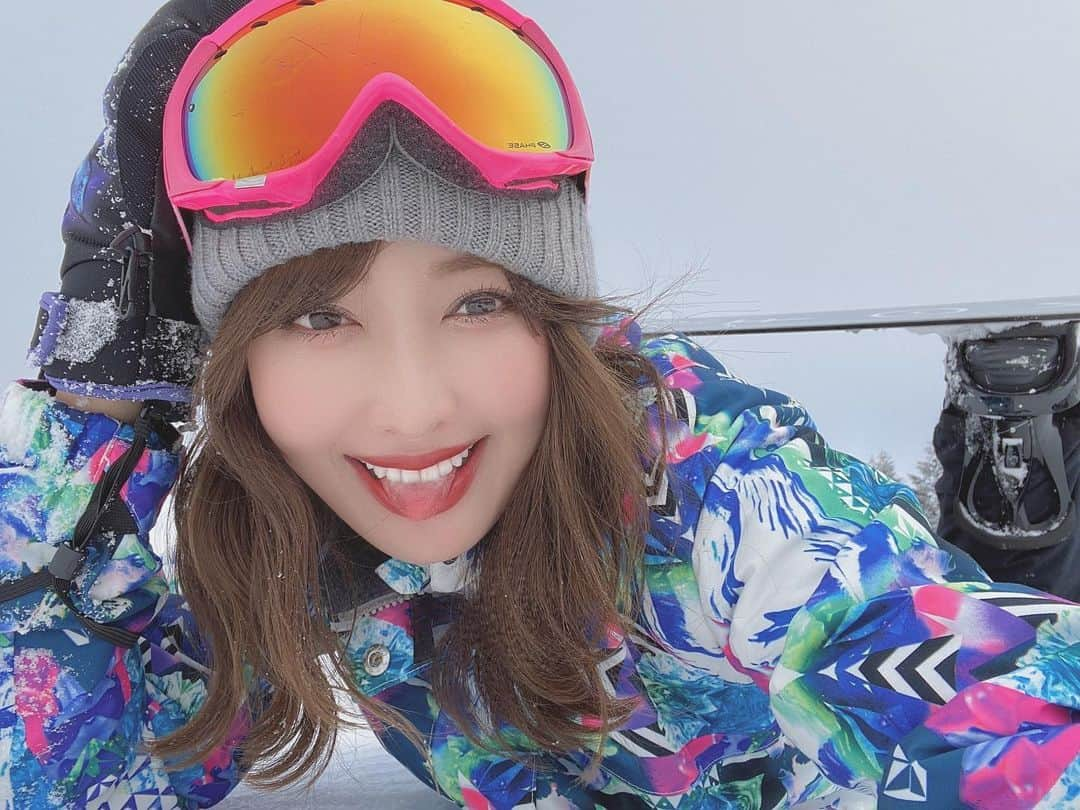 佐達ももこさんのインスタグラム写真 - (佐達ももこInstagram)「たくさん転びました⛄️﻿ ﻿ でもちょーーーたのしかった🥺❄️﻿ ﻿ お仕事でスノボできるの最高✌️💓💓💓﻿ ﻿ ﻿ ﻿ #スノボ#スノボ女子#スノボー女子#ゲレンデ#snowboarding#snowboard」3月12日 20時18分 - sadamomodayo