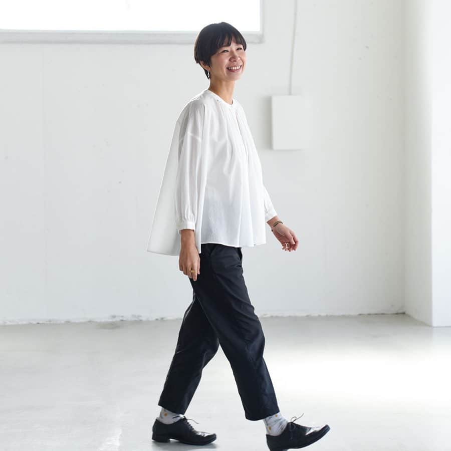 佐藤友子さんのインスタグラム写真 - (佐藤友子Instagram)「繊細なギャザーがたっぷり入りつつ、甘くなりすぎないブラウスをつくりたい。﻿ ﻿ そんな想いからはじまった企画がオリジナルブランドから形になりました。﻿ ﻿ わたしも新着160cm代表でスタッフの着用レビュー記事に出ているのですが、自分で着てみてもとても気に入っています^ ^﻿ ﻿ 今年の「春いちボトムス」のグレージュとはかなり好相性だと思いますよ(わたしは愛用3年目の私物のブラックのパンツ穿いて写ってますが😅) ﻿ ﻿ 白シャツなので多少の透けはありますが、生地選びにはかなりこだわりました。  インナーに目立ちにくいベージュとかだけでなく、グレーやブラックのキャミソールを着てボトムスの色と繋げて見せるのもかなりおすすめです。﻿ ﻿ あとは繊細なギャザーがたっぷり施されてることで、着ているときにめちゃくちゃ動きや変化がつきやすいので、それも着ているときの気分をあげてくれると思います。﻿ シンプルなパールやシルバーのピアスやイヤリングも合うかと😊 ﻿ ちょうど今、クラシ手帳にぴったりのマルチケースをご購入いただくと、お買い物いただいた他の商品もすべて送料無料になるキャンペーン開催中ですので、ぜひこの機会を活用していただけたらうれしいです✨﻿ ・﻿ #お買い物はプロフィールのリンクから﻿ #北欧暮らしの道具店 ﻿ #kurashiandtripspublishing」3月12日 20時22分 - tomokosato_hokuohkurashi