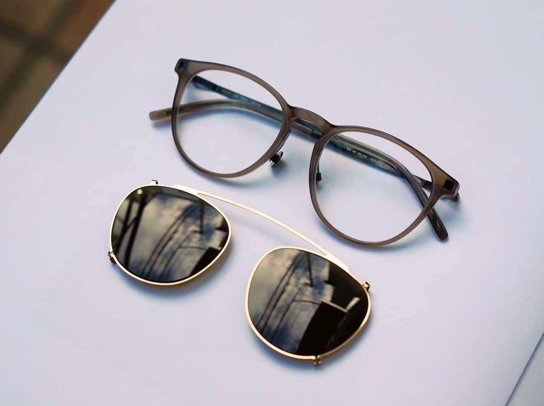 のインスタグラム：「NUKKA Taupe/ Shiny Graphite with clip on shades - どんなスタイルにも合わせやすいスタイルのメガネフレームNUKKAと、NUKKAにフィットするクリップオンです。気軽に付け外しが出来るので、日差しが強くなるこれからの季節にお勧めのセットです。 Easy-to-wear style optical frame NUKKA with clip-on shades. Ready for spring weather.  #MYKITA #clipon」