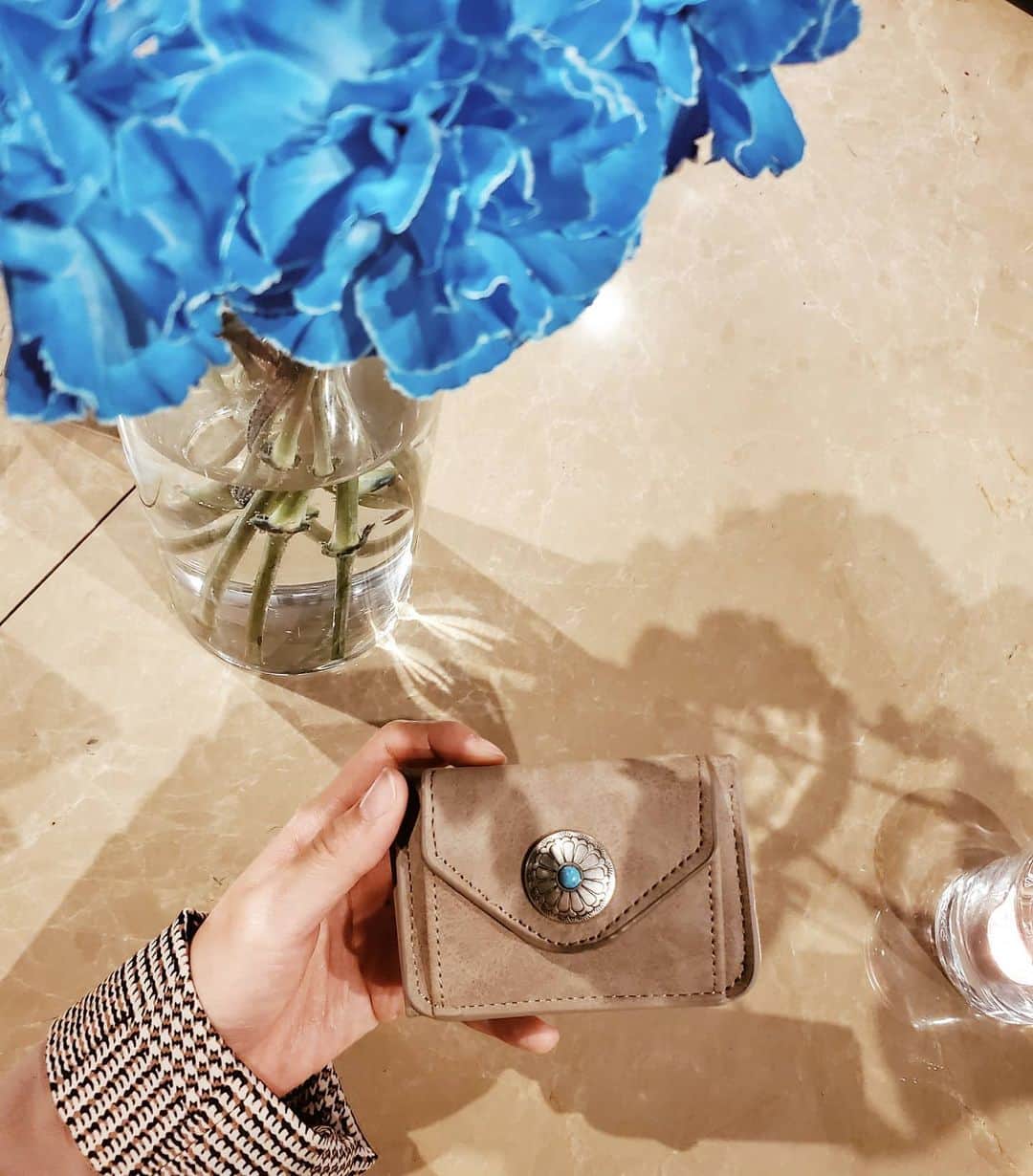 のインスタグラム：「可愛いウォレット👛﻿ ﻿ 小さめのバッグにちょうどいサイズ！﻿ ﻿ 荷物はスッキリさせたいから﻿ こういデザインが良いんだよね～﻿ (´ω｀*)﻿ @gina.california.style ﻿ ﻿ ﻿ ﻿ ﻿ #ウォレット #財布 #バッグの中身 #お財布#ファッション #ミニ財布 #ミニマリスト #fashion #大人カジュアル #カジュアルスタイル #小物 #カードケース #春コーデ #手元コーデ #手元くら部 #カリフォルニアスタイル#ターコイズ#コンチョ #ネイティブコンチョ#雑貨」