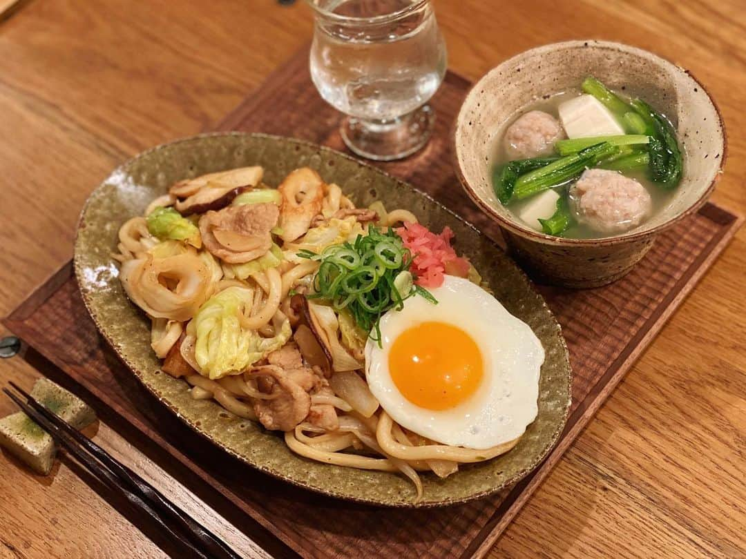 高山直子さんのインスタグラム写真 - (高山直子Instagram)「おだしジュワ〜の焼きうどん🤤 お米切らしてて急遽うどんに！ 美味しくて野菜たっぷり摂れて大好物💛 ●焼きうどん ●鶏団子と小松菜の豆腐スープ 鶏団子は冷凍していたものを。 ウルトラスピードメニュー🍙  #なおコロ食堂 #焼きうどん#関西風 #野菜たっぷり#スピードメニュー」3月12日 20時27分 - nao_70koro