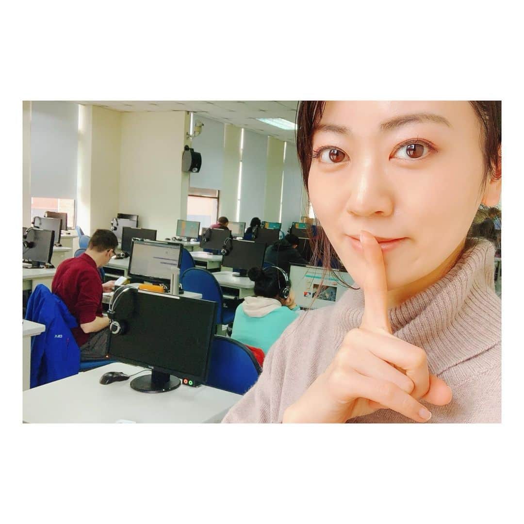 煌月爽矢のインスタグラム：「.﻿ .﻿ ストーリーの更新に偏り、投稿は久しぶりになりましたー﻿ ﻿ 早くも今日で台湾に来て２週間が経ちました。﻿ 授業も開始して8日目。﻿ ﻿  ここはパソコン室。﻿ ﻿ 授業が終わった後にここでリスニングの練習をしたり、調べ物ができます。﻿ ﻿ ﻿ ﻿ 授業開始時に先生の言ってることが6割程度しかわからず、そのままのクラスでいくかレベルを落とした方が良いか迷いました。﻿ が、リスニングはとにかく慣れだと周りの方に聞き、結局そのままのクラスで頑張る事を決めました(*´ｪ｀*)﻿ 今日は初めて『小試験』があったり…着々と進んでます。﻿ ﻿ ひぃ〜﻿ 頑張るよ💪﻿ ﻿ 現在來台灣已經過了兩個星期了﻿ 生活越來越習慣了，今天我去第八次上課，時間過得很快！﻿ ﻿ 這裡是電腦教室﻿ 下課以後學生們都可以在這裡聽到課本上的『聽力』👌﻿ ﻿ 開始的時候老師說的話我只聽得懂百分之六十💦﻿ 我現在也覺得很難，不過我會加油的﻿ ﻿ ﻿ ﻿ #台湾生活﻿」
