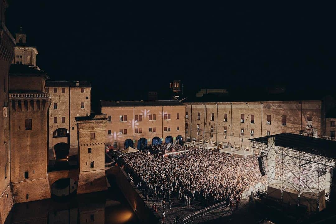 カサビアンさんのインスタグラム写真 - (カサビアンInstagram)「Ferrara 2018 ❤️ 🇮🇹 📸: @neil_bedford」3月12日 20時30分 - kasabianofficial