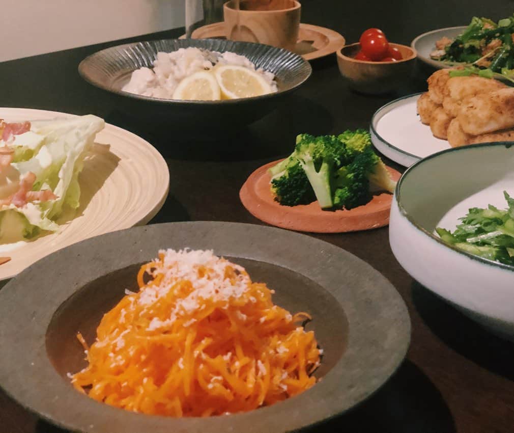 原田沙奈子さんのインスタグラム写真 - (原田沙奈子Instagram)「先日来てくれたご近所親子との夕食。 お邪魔しまーす！とお土産いっぱいで現れたまみちゃんとなっちゃん。 しかーも！#マミノメシ 作って持ってきてくれた。 ●チキンのクリーム煮込み ●キャロットラペ もう、絶品。 誰かが作ってくれた料理って愛情ビシバシ伝わってくるしホント美味しい。 4人でテーブル囲んで賑やかご飯。 私は野菜のお料理を数品。 ●鱈のコロッケ ●春菊とスモークサーモンのサラダ ●キヌアとジャガイモとインゲンのホットサラダ ●シーザーサラダ ●ブロッコリーとトマト ●フォカッチャ フォカッチャて作る段階でいつも癒される！ので工程の写真もよければ。 フォルムが可愛くてしかたない。笑 今回は大きく１つにしてローズマリーとオリーブを半分づつ。←手抜き まみちゃんのストーリーで見てくれた方々からフォカッチャの作り方を知りたいとの希望頂いているのでもう一度書いておきます。 （1月に書いたものと同じ☺️） －－－ 【手作りフォカッチャ】 ・強力粉 200g ・茹でジャガイモ 1コ（通常サイズ：100gくらい） ・砂糖 大1/2 ・塩 小1 ・オリーブオイル 大1 ・冷水 180ml ・ドライイースト 小1（3gくらい） ▽飾り用 ・ローズマリー 適宜 ・オリーブ　適宜 ・粗塩 適宜 ・オリーブオイル 適宜 ✔️パンケースに強力粉/8等分くらいにきったジャガイモ/砂糖/塩/オリーブオイル/冷水を入れて、ドライイーストはイースト容器に入れて生地を作るバージョンでこねる （※手でこねる人はオリーブオイル以外の材料を粉っぽさがなくなるまでよくこねてからオリーブオイルを加えて5〜6分こねる） ✔️こね終わったら2等分して丸めふきん掛けて10分くらい休ませる （くっつく時は小麦粉はたいて◯） ✔️クッキングシートの上にのせて好きな大きさにして30〜35°cで1時間弱発酵 （私はオーブンの下に水を沸騰させた鍋いれてその上に天板おいて発酵させてる） ✔️かわいく膨らんだら生地の表面にくぼみつけてオリーブオイルを塗ってローズマリーとオリーブと粗塩振って190°cくらいのオーブンで約15分焼いてできあがり －－－ 子供用で作るときは最後のローズマリー、オリーブ、粗塩はしなくて良いかも。 小麦粉だけでなくてジャガイモを入れているんだけどモチモチ感が増すから好き。  なっちゃんとアマネは会ってすぐから遊び、ご飯を食べ、遊び、お風呂に入り、遊び…寝た。 2人のおかげでとっても楽しい時間だったなぁ。 まみちゃん、なっちゃん、ありがと♡ #おうちごはん#ホームパーティー#フォカッチャ#簡単レシピ#サナコ_お料理」3月12日 20時30分 - sanakoharada