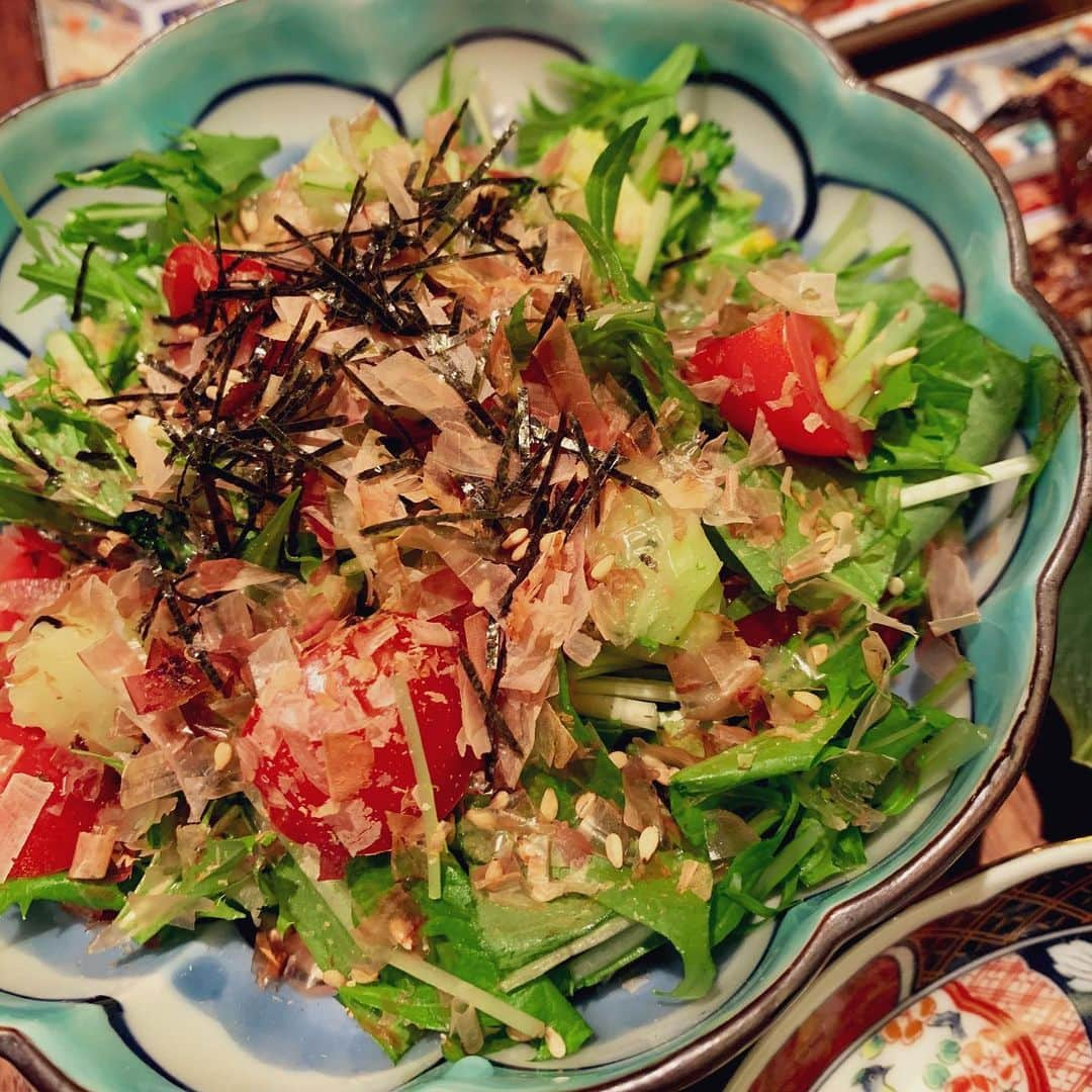 GENKINGの釜飯さんのインスタグラム写真 - (GENKINGの釜飯Instagram)「和風サラダ🥗 砂糖と醤油とごま油と酢を混ぜてドレッシング✨  私は白砂糖は何年も買ってなくて、砂糖はラカントSだよ❣️ #genkingkitchen」3月12日 20時42分 - genkingkitchen