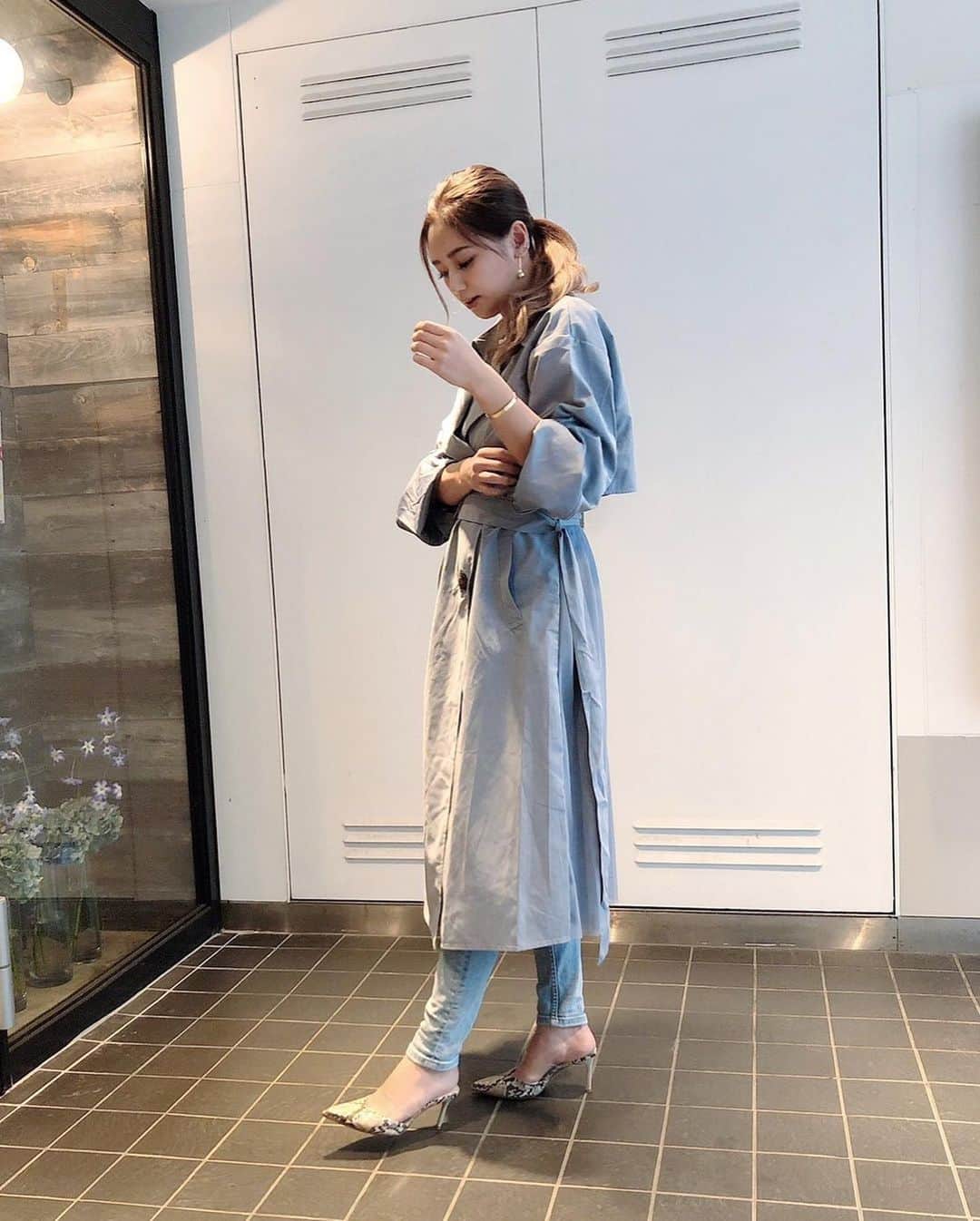 椿彩加のインスタグラム：「. ここ最近からあったかくなってきて 春本番て感じ🌸 . 早くこのトレンチ着たくて 初おろし〜🧥 後ろがチュールのデザインなんだけど スモーキーブルーだから カジュアルにも着れそ💓 今年っぽくてかわいっ！ しかも今50%offで出てたよ〜☺︎ @fifth_store . #fifth #fifthtl #フィフス #バックチュールトレンチコート #トレンチコート .」
