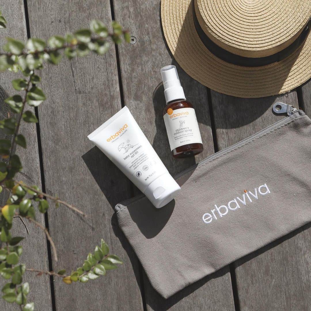 エルバビーバのインスタグラム：「\\ NEW //﻿ お出かけの必需品！﻿ 春夏売り上げ人気No.1&2が揃ったスペシャル﻿キット 3月12日 数量限定発売 ﻿  ラベンダーとカモミールの穏やかな香りの〈ベビー サンスクリーン〉、アクティブなアウトドアライフに欠かせない、素肌を守る〈チルドレン アウトドア スプレー〉の携帯しやすいミニサイズセット。﻿ ﻿ 便利なポーチ付きでお出かけに最適！！﻿ ﻿ #erbaviva #organic #natural #baby #sunscreen #outdoorspray﻿ #エルバビーバ #オーガニック #ナチュラル #ベビー #エルバくん」