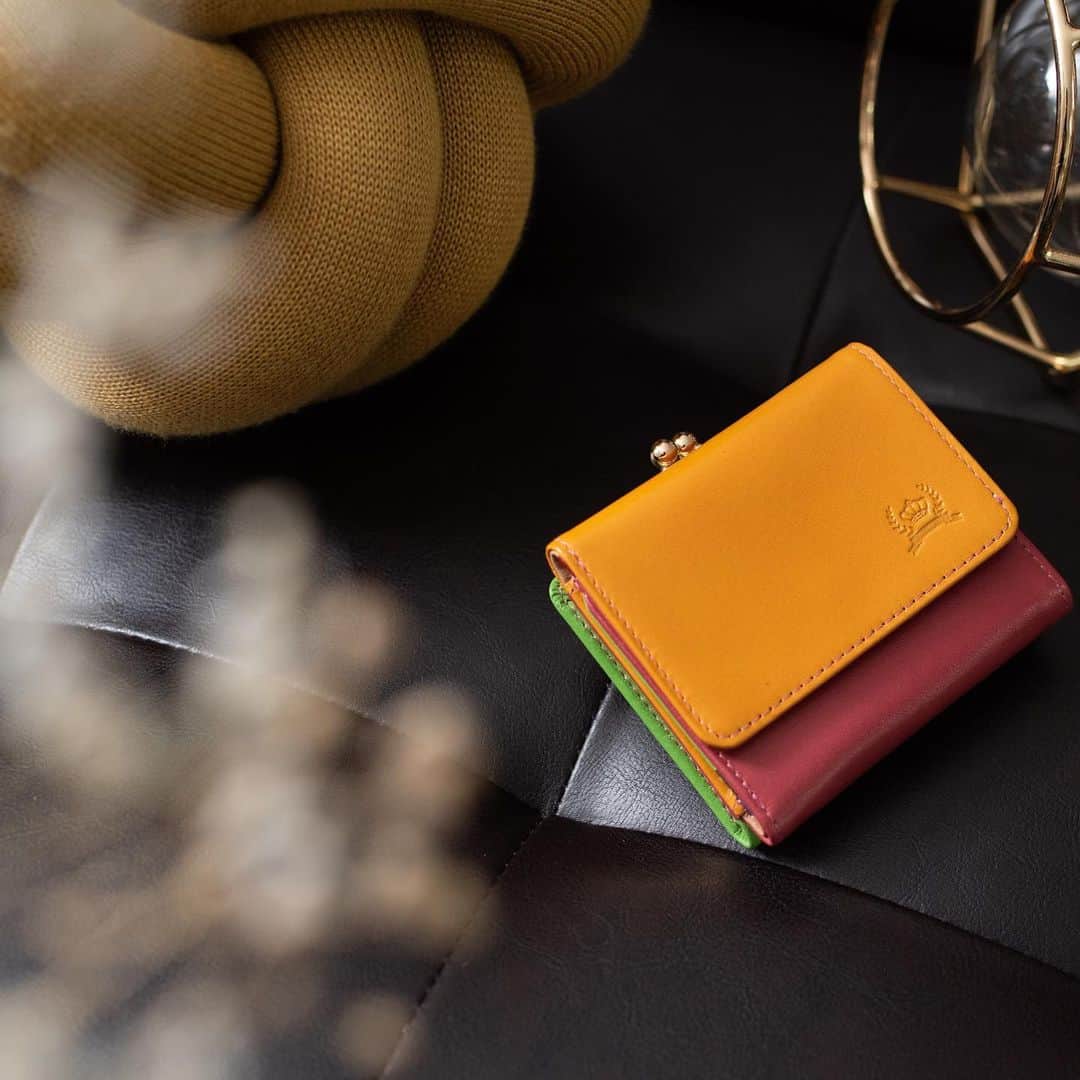 e-monoのインスタグラム：「小さくても機能的なコンパクトがま口三つ折り財布👛小さなフォルムで嵩張らずにお出掛けの邪魔になりません😊」