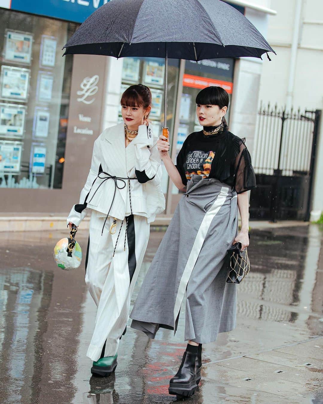 가로수길 , Seoulのインスタグラム：「@akimoto_kozue @okss2121  Before @sacaiofficial show PFW🔥 아키모토 ,엠마 🤗 뒤로가면 영상도 있어요」