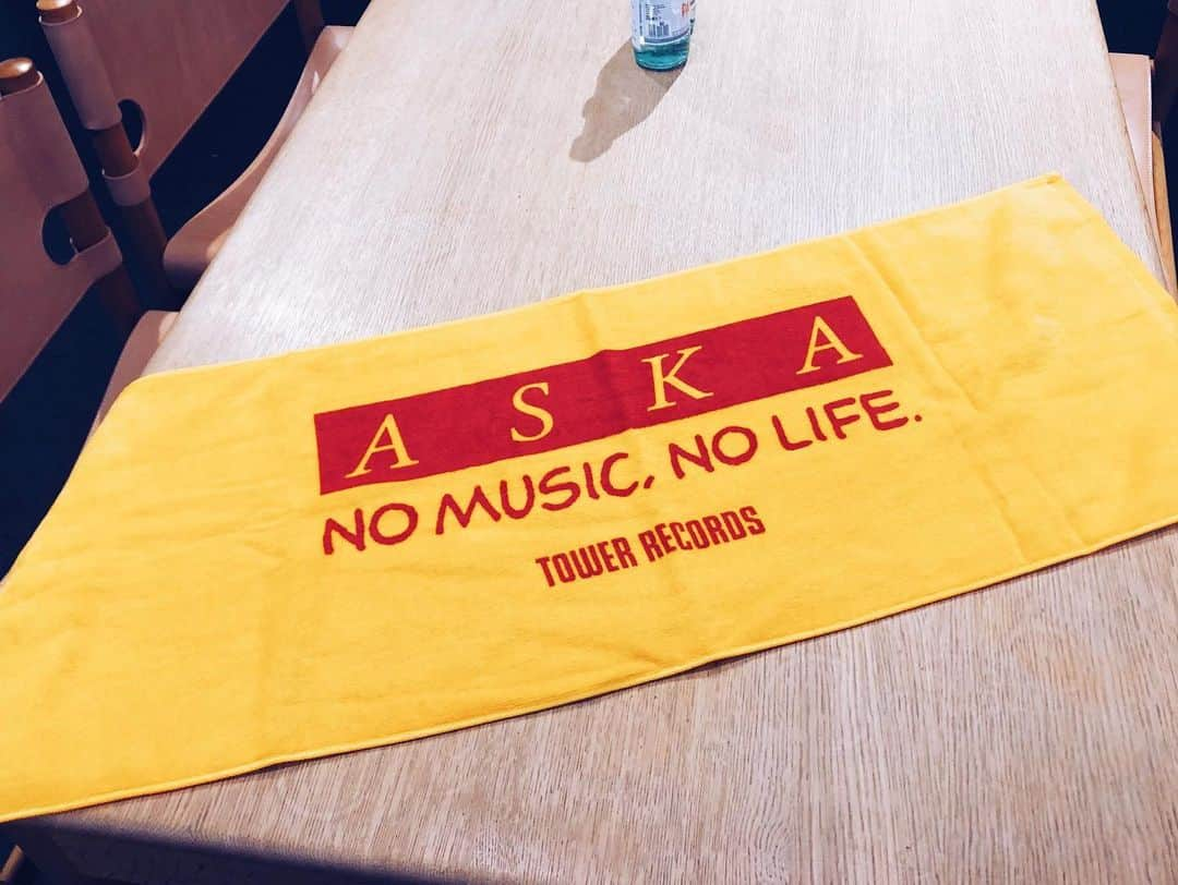 ASKAさんのインスタグラム写真 - (ASKAInstagram)「ASKA×TOWER RECORDSコラボグッズ。  タワレコカラーのタオルとキャニスターをまとめて紹介。キャニスターは、蓋が外れるので、中にお好みのモノを詰め込んで下さい。  NO MUSIC, NO LIFE. です。  #aska #aska_official  #newalbum #breathofbless #museum #towerrecords  #タワレコ渋谷店 #nomusicnolife  #コラボタオル #キャニスター #キャニスターに #夢を詰め込むのも #あり」3月12日 20時41分 - aska_official921