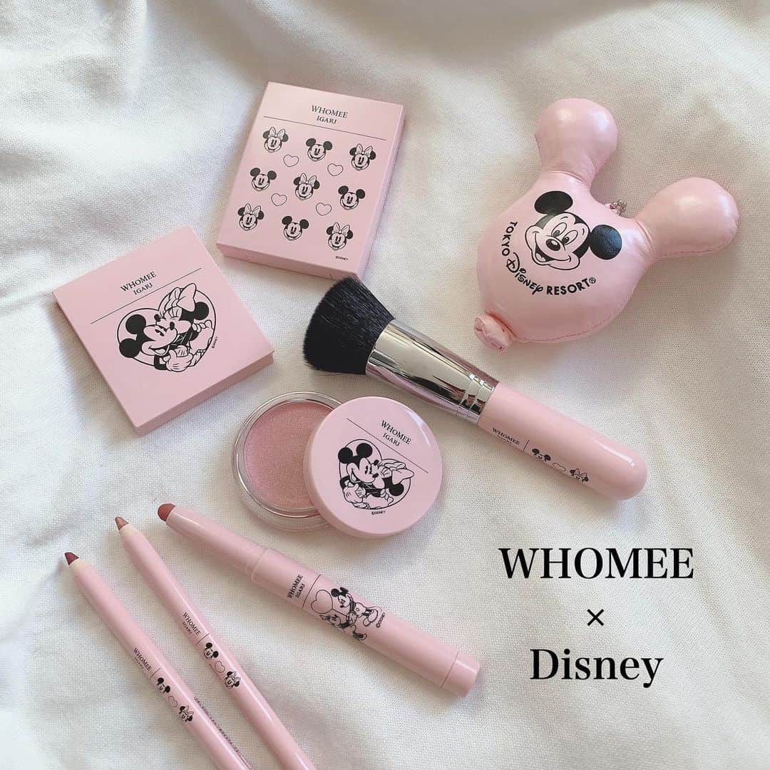 SHIHORINのインスタグラム：「♡ WHOMEE × Disney𓂃ᤢ♡﻿ ﻿ 普段から愛用してるWHOMEEのコスメ💕﻿ ﻿ disneyとコラボは私得すぎるので﻿ たくさん買っちゃった💓これでも厳選した🥺💄﻿ ﻿ ミキミニのパッケージ可愛い🐭😭💕﻿ またメイクした写真も載せます〜🌷﻿ ﻿ ﻿ ✔︎マルチペンシルアイライナー【限定色】﻿ shell pink﻿ fallen red﻿ 柔らかくて描きやすい！﻿ ぼかすとアイシャドウにもなるし使いやすい✨﻿ 全然ヨレないし落ちない😳fallen redがお気に入り🍒﻿ ﻿ ✔︎クリーミーアイシャドウ﻿ fleshpink﻿ これめっちゃ可愛い🥺﻿ ピンクだけど腫れぼったくならないし、﻿ 艶っぽく仕上がる✨アイホールに全体でも可愛いし、﻿ 私は涙袋に塗るのがすき！！﻿ ﻿ ✔︎アイシャドウ﻿ believe in pink﻿ ピンク系で3色とも使いやすい💕一気に春っぽくなる🌸﻿ キラキラのラメも入ってて可愛い〜🥺﻿ ﻿ ✔︎ブレンドチークカラー﻿ poppy red﻿ 3色ブレンドしてのせると血色感出て可愛い💕﻿ 艶っぽく仕上がる〜発色も◎﻿ ﻿ ✔︎マットリップクレヨン﻿ W.W﻿ するする伸びて塗りやすい💄﻿ 血色ピンク💓自然で肌色明るくみせてくれる🥺﻿ しっかり塗ってもかわいいし、﻿ ぽんぽんって薄く塗るだけでもかわいい😍﻿ ﻿ ✔︎チークブラシ 熊野筆﻿ もともとアイブロウブラシ愛用してて、﻿ 本当に眉毛描きやすくてこれ意外使えないので﻿ チークブラシも買った☺️好き〜。﻿ ﻿ ﻿ ﻿ #WHOMEE #makeup #cosmetics #disney #disneystore #pink #mickey #minnie #フーミー #イガリシノブ #イガリメイク #コスメ #コスメレポ #春コスメ #限定コスメ #ディズニー #ミッキー #ミニー #ディズニーコラボ #ディズニーストア #コスメ好き #メイク好き #しほコスメ💄」