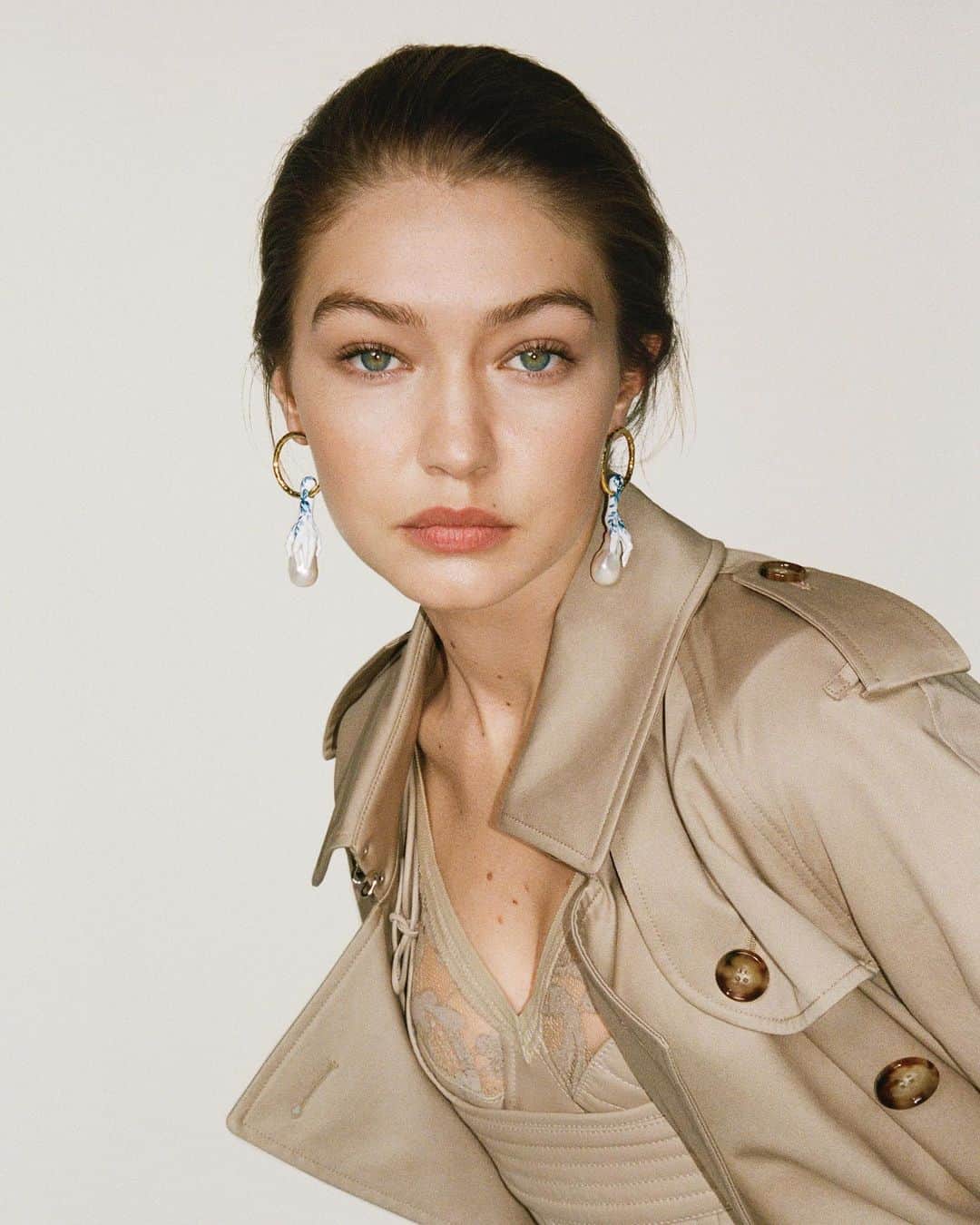 Burberryさんのインスタグラム写真 - (BurberryInstagram)「Modern embellishment . #GigiHadid showcases our delicate faux-pearl earrings against the classic tones of our #BurberryTrench. Redefined by #RiccardoTisci for the #BurberrySpringSummer20 collection, available now . #BurberryGeneration」3月12日 20時45分 - burberry