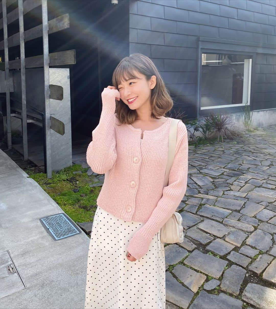 西川瑞希（みずきてぃ）さんのインスタグラム写真 - (西川瑞希（みずきてぃ）Instagram)「今日は撮影と、 #MIZUKISALON で新しく始めることになったことの打ち合わせ&作業の日でした☺︎今月中にはお知らせできそう🌈 . TOPS/BAG/SHOES @cheriemona_official . やわらか〜な桜みたいなピンクのカーディガン🌸明日発売の新作、とってもとってもかわいい色。2種類の糸をMIXして絶妙なカラーリングを作ったのもポイントです// . 明日は夜20:30〜くらいを目標に2回目の店舗での"インスタライブ"もやる予定✨新作のこだわりだったり、色味や形をわかりやすくお見せできたらいいな、と思ってます！ . #springfashion #cheriemona #new #カーディガン #春服コーデ #春カラー #ピンク」3月12日 20時46分 - mizuki_nishikawa_