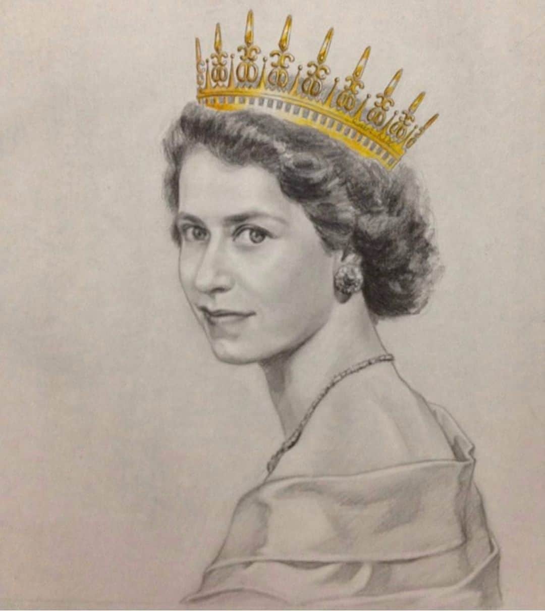 古賀陽子のインスタグラム：「👑過去作品の紹介👑 神戸にあるヘアサロン @queens_hill_1203 さんでは、 私の絵を飾っていただいています✨ 3作品あるのでスワイプしてください➡︎➡︎➡︎ 2014年の作品です。 ・ エリザベス女王の即位時〜中年期〜現在を描くことで、女性の年代を超えた美しさを表現しました。 ・ 王冠はハサミとクシで出来ています✨ ・ 絵の飾り方も素敵です🙏 ・ #queenshill #queenelizabeth #ヘアサロン #神戸 #肖像画 #portrait #アート #絵 #画家 #artist #painter #portraitpainter #painting #art #artwork #pencil #drawing #draw #鉛筆画 #ドローイング #artstagram #artistoninstagram #instapainting #instajapan #instaart #instaartist #pittura #ritratto #figura」