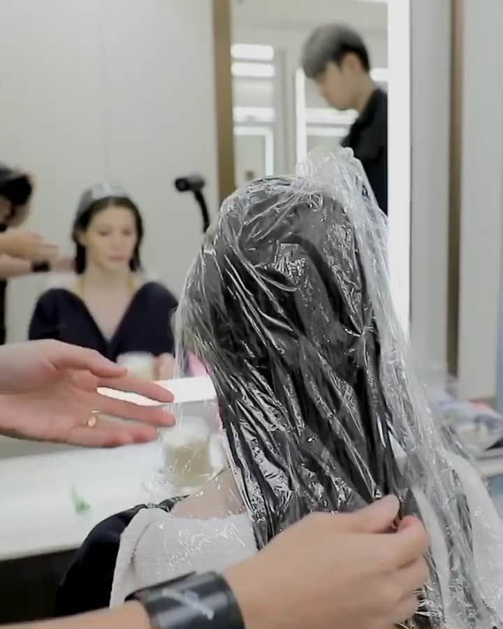 RJMStyleのインスタグラム：「One of my favourite movies when I was little was Cone Heads.. Don’t laugh but I loved that movie and today I giggled because I when I looked in the mirror a cone head stared back at me. 🤓 This morning I used #olaplex1and2 treatment in my hair. 🧖‍♀️ I left it in all day while I worked from home. 💻📞🖊. I learnt this technique to wrap your hair in glad-wrap from @iihairandnail salon. (Clip from my recent IGTV). This is an easy DIY at home tip with any of your hair treatment mask to supercharge them 🔋 #haircare #hairtreatment #gladwrap」