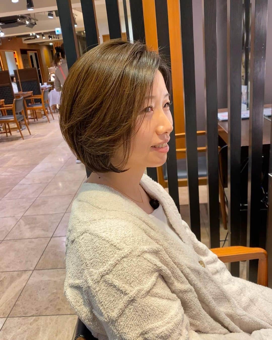 のインスタグラム：「久しぶりに短くしました🤗 乾かすのが楽そうです😆  昔はずっとショートヘアだったから私は違和感ないですがいかがでしょうか？ 休日なのでノーメイクですいません😅  #米倉涼子風ボブ #ショートボブ  #写真とるならお化粧していくんだった😱 #ショートボブ #勝又優美 #pinggolf #golf#スパイス#美容院 #二子玉川 @hitomi_dolphin」