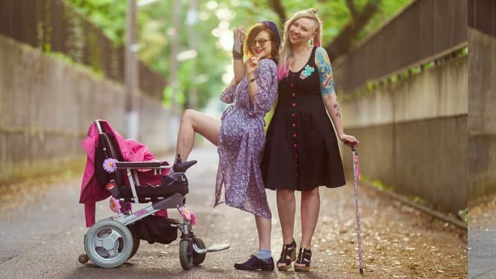 サイモンとマルティナのインスタグラム：「New video up now 🚨 Can you be fashionable while using a mobility aid? HECK YES! My friend Annika @littlepineneedle is a #babewithamobilityaid and we’d like to share with you how we got our confidence levels up while fighting a #chronicillness and learning to adjust to new challenges with style~ 😘」