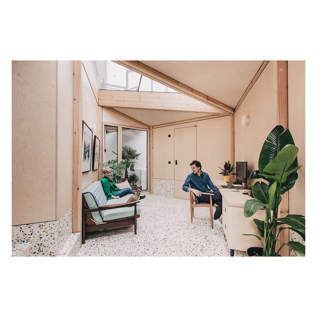The Modern Houseさんのインスタグラム写真 - (The Modern HouseInstagram)「While on the hunt for a spacious warehouse conversion, Steven Ackroyd came across an early 20th-century synagogue in Hackney, which was turned into housing in the 1990s. He moved in 2013 and commissioned architects @if_do to come up a small-space design to spruce-up the flat and add a much-needed extension. Click the link in our bio to see more of their space.」3月12日 21時01分 - themodernhouse