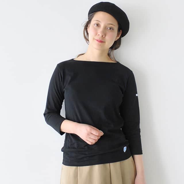 のインスタグラム：「. ＼キナリノモール／ORCIVAL｜40/2 無地七分袖Tシャツ . －－－－－－－－－ ワードローブにほしい、季節を問わず活躍する七分袖カットソー . ソフトな肌触りとライトな着心地が魅力的なアイテム。控えめな開きのボートネックに、ミツバチワッペンとアームのブランドパッチがワンポイントになってくれます。 カラーは、シンプルな無地のカラー「white」「marine」「black」の３色をご用意。 季節を問わず着ていただける素材感とスタンダードなシルエットで、幅広いスタイリングに活躍してくれますよ＊ . －－－－－－－－－ https://kinarino-mall.jp/item-12659 . . ▶画像をタップすると詳細情報をご覧いただけます。 . ▶プロフィールの「インスタ掲載」ボタンから、ご紹介商品をまとめてご覧いただけます。→@kinarino_official . ▶キナリノアプリでも販売中！ 「お買いもの」→「インスタグラム掲載アイテム」 ※ダウンロードはプロフィールリンクから→@kinarino_official . . #キナリノモール #キナリノ #丁寧な暮らし #暮らし #Tシャツ #無地 #オーチバル #オーシバル #春ファッション #春コーデ #シンプル #カットソー #Crouka #ORCIVAL #Plain #TShirt #style #fashion #comfortable #fashionista #coordination #simple #ootd #instafashion .」