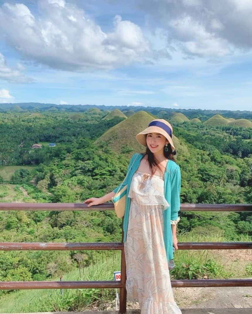 千代田唯さんのインスタグラム写真 - (千代田唯Instagram)「chocolate hills🍫 ぽこぽこしてシュール⛰ 眺めよくて気持ちよかったです❣️ #ボホール島  #セブ留学　#セブ英語倶楽部  #セブ旅行　#海外旅行　#旅行好きな人と繋がりたい  #チョコレートヒルズ #女子旅　#旅行好き#旅行日記 #cebu #chocolatehills #boholisland #travelgram  #travelholic  #trippy  #instaworthy  #henannresort  #instatravel  #followme #l4l #비키니　#japanesegirl」3月12日 21時02分 - chiyodayui0920