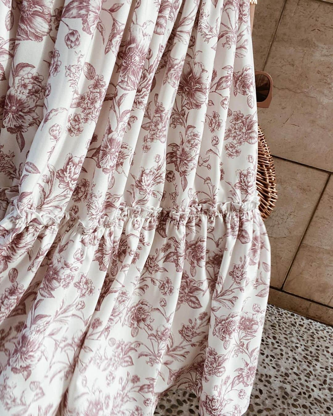 梯真奈美さんのインスタグラム写真 - (梯真奈美Instagram)「大好評の𝐴𝑚𝑎𝑛𝑑𝑎 𝑓𝑙𝑜𝑤𝑒𝑟 𝑠𝑒𝑟𝑖𝑒𝑠 💐 ボリュームたっぷりのバックテールスカートはウエストゴムだから特に人気の予感。。☺️💕 ついに明日発売ですよ🕊✨ #amandaflower #eimy #eimyistoire」3月12日 21時04分 - official_manami