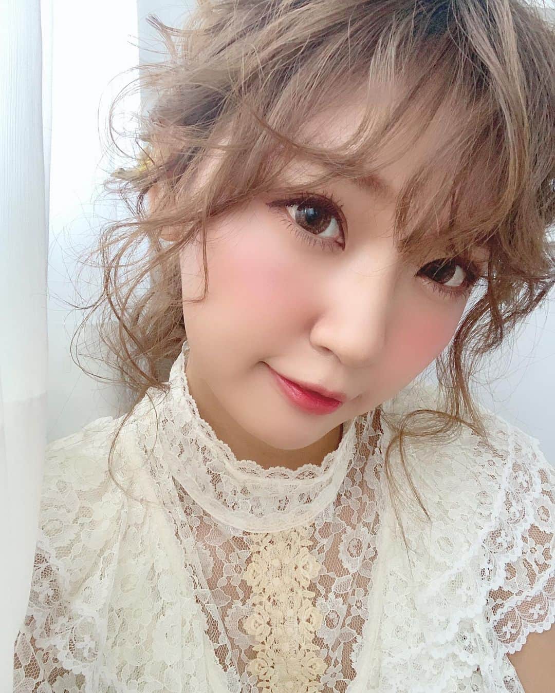 いっちゃん/嶋津 いつみのインスタグラム：「. . 誰にしてもらったヘアか すぐに分かるこの顔周りの立体感🤓✨ . . . @rabichepow.chihiro  さんでーす❤️ . . . . スーパーロングを最大限に活かして めっちゃかわいい編みおろしにしてもらってんけど バックスタイルはまだ秘密🤫💓ww . . . . でもさすがに長過ぎて 日常生活でめんどくさい場面もあるから 10cm程切ろーかと考え中👀…。 . . . 10cm切ったところで 誰にも気付かれんやろうけど🤪💨💨💨w . . . . . . . . 昨日、一昨日のストーリーズに 本当にたくさんのDMありがとうございました🙇‍♀️💦 . . 全てにお返事は出来ませんが ぜーんぶ読ませて頂いてます🙏🏻😌💕 . . . . #関西  #関西サロモ  #サロンモデル #サロモ #いっちゃん  #フリーモデル #関西モデル  #あざといっちゃん #かわいっちゃん #いっちゃんコーデ #ブライダルモデル #アレンジモデル #ヘアカラー  #ヘアアレンジ  #ロングヘア #スーパーロング」