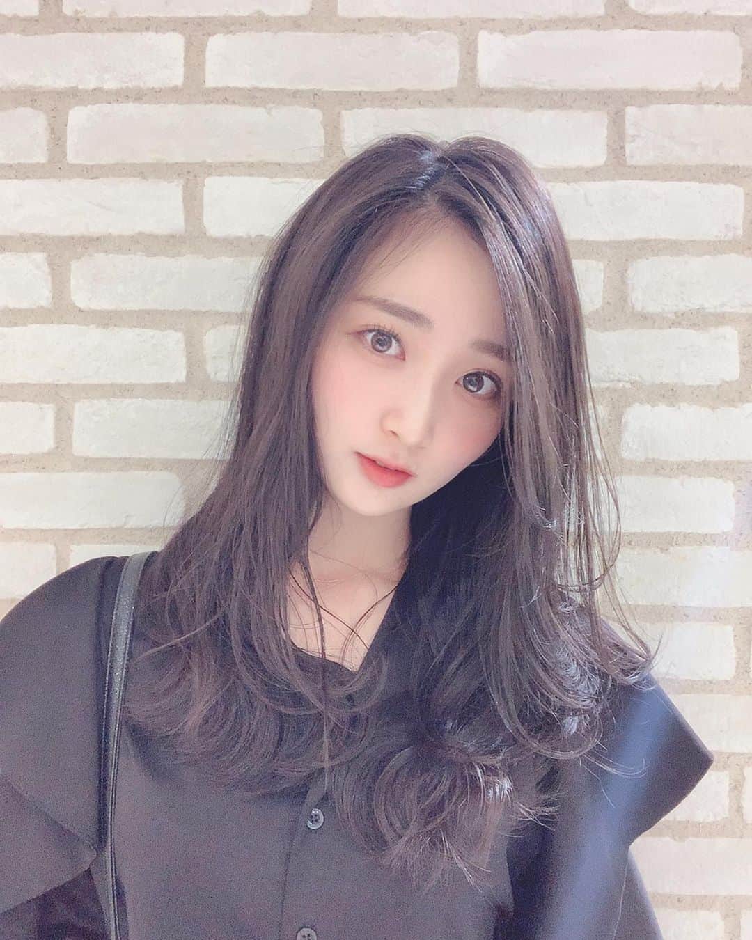 小磯陽香のインスタグラム：「力也さんのとこ行ってきたよ〜〜🥰💓 トリートメントでさらっさらになったし、なんと、、カラーしてきました😌 グレーっぽいかんじ！🥺💕 かわよいいい☺️✨ ありがとうございます🐣  #ロングヘア #ヘアアレンジ #ヘアスタイル #ヘアカラー #巻き髪#小磯陽香」