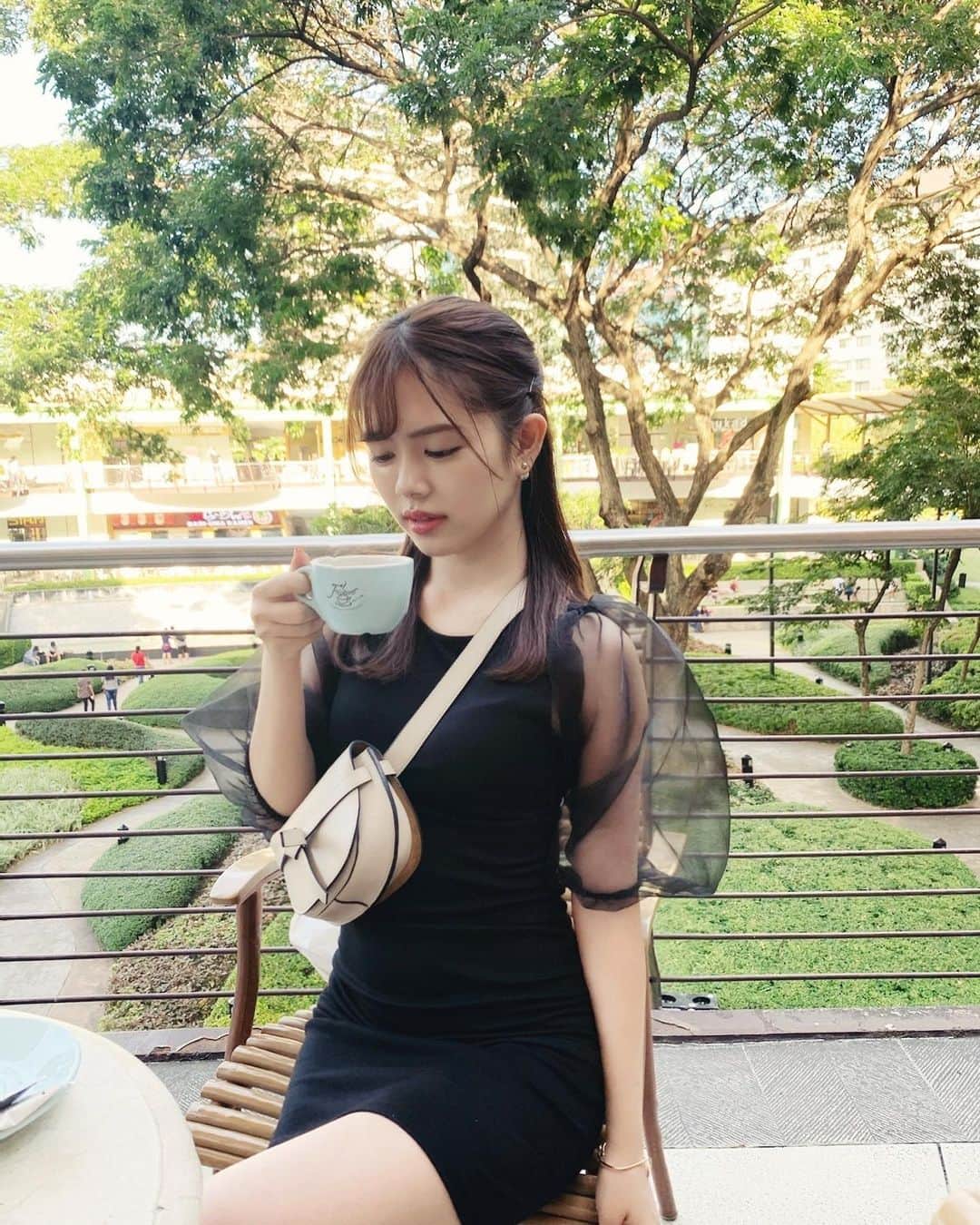 鷹野日南さんのインスタグラム写真 - (鷹野日南Instagram)「Cebu ☕️ . . 留学中は毎日コーヒー飲んでました。 アヤラモールにあるカフェにテラス席があって最高。 . . セブ の気候が懐かしい☺︎ . . . #cebu #セブ留学　#セブ島 #セブ旅行 #アヤラモール　#ayalamalls #coffe #カフェ　#cebuphilippines  #cebucafe #旅行　#黒コーデ」3月12日 21時11分 - hinachan.3