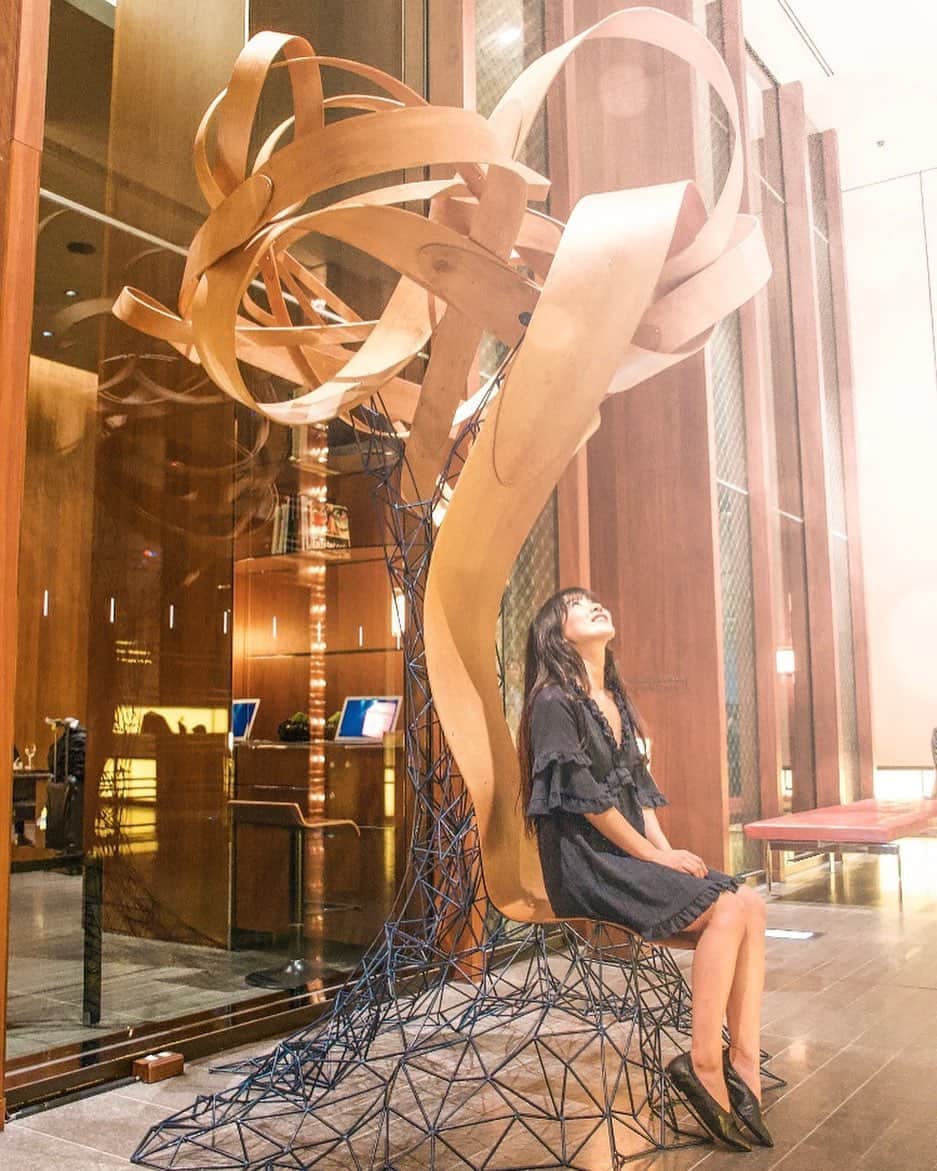Andaz Tokyo アンダーズ 東京さんのインスタグラム写真 - (Andaz Tokyo アンダーズ 東京Instagram)「Have a seat at our Tree Chair 🌳🪑 At the 51st floor, brilliant displays of curved wood bring warmth and movement to the spaces above. Using the ancient woodworking process of steam bending, British artist Charlie Whinney heats wood to 100℃ before manipulating it to its new form.  アンダーズ 東京のフロントにあるツリーチェアにぜひ腰かけてみて😉100℃近い蒸気で柔らかくした木材を組み上げたチャーリーウィニーによるこのアートは心地よい森林浴気分が味わえます🌲 📸 @findingyoki  #andaztokyo #tonychi #charliewhinney #woodart #woodworking」3月12日 21時16分 - andaztokyo
