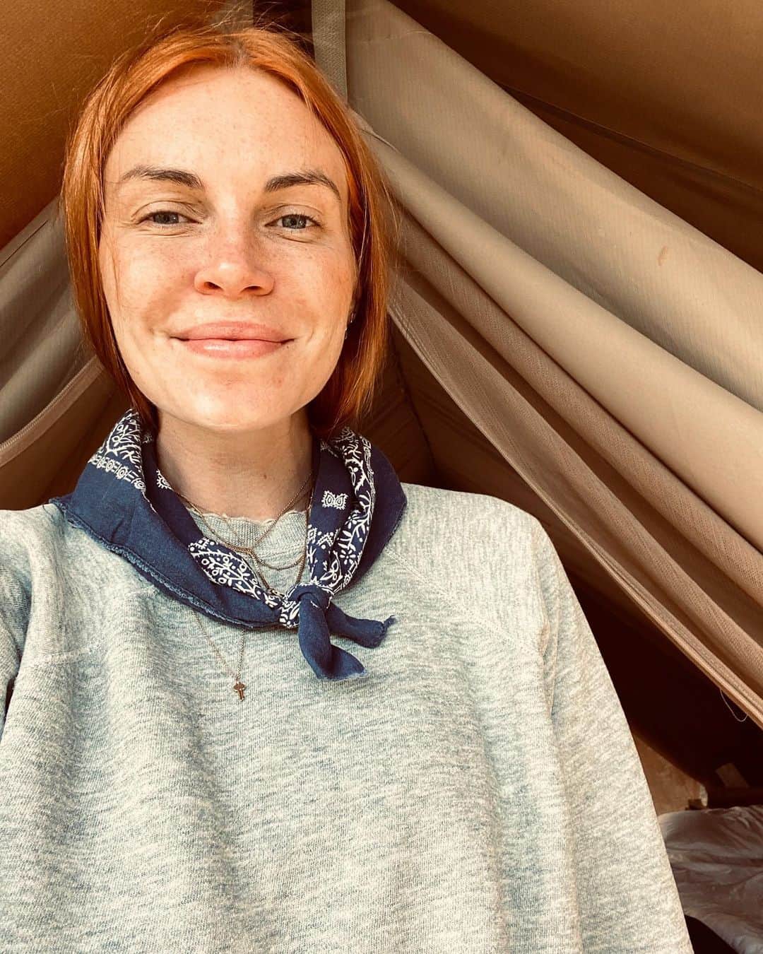 フィービー・ダールのインスタグラム：「I’m happiest when living in tune with nature, living in simplicity, working with people I love, that inspire me to push boundaries and work together towards a common goal of protecting wildlife, the environment and educating others to do the same! @kintravel」