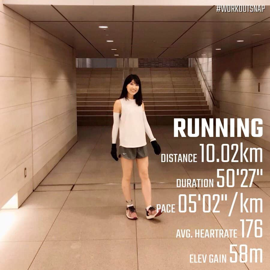 土屋香織さんのインスタグラム写真 - (土屋香織Instagram)「🏃‍♀️10km run for  online Nagoya women’s marathon𖤐𖤐𖤐 10.02/42.195 . 皇居ラン♡相変わらずの心拍😅ゼーハーラン笑 昨夜は久しぶりに走りました。 暖かくて風が吹くと気持ちよかったぁ♡ 初めてタイツ履かずに走ってみた！ Tops.  @ekalosangelesjapan  Inner.  @sloli_jp  Pants. @mizunojp  Arm cover/socks.  @c3fit_jp  Shoes.  @newbalance . 久しく筋肉痛になんてならなかったのに 今日は階段降りるのも辛いくらいかなりの筋肉痛😂 びっくりした😂 日々のテニスやジムと毎週きちんと走ることの大切さが 身に染みてわかりました😂 動画はラスト200m位？ 辛くて放心状態で惰性で走ってるの図笑 . ようやくオンライン名古屋ウィメンズマラソン開始。 まずは @newbalance の#fuelcell で10km👟 . 暗くてあんまり見えなかったけど ちょっと桜も咲き始めてた✨ 春が来てます🌸 . . . #オンライン名古屋ウィメンズマラソン #名古屋ウィメンズマラソン2020 #名古屋ウィメンズマラソン #箱根ランフェス #青葉の森リレーマラソン #igランガールズ #ランガール #instarunners #ランニング女子 #ハシリマスタグラム #ハシリマシタグラム #マラソン女子 #ig千葉ランナーズ #ランニングママ #ぜんぶカラダなんだ #garmin #ガーミン #mizuno #ミズノランニング #スニーカー好きな人と繋がりたい #vic_season #皇居ラン #東京駅 #お花見ラン #ランコーデ #sloliambassador #ミズノマルチポケットパンツ #桜 #走るの好きな人と繋がりたい」3月12日 21時25分 - kaorintsuchiya