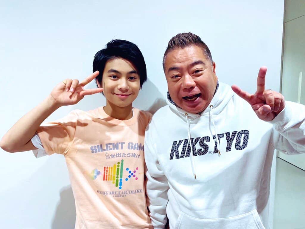 ひゅうがのインスタグラム：「‪音が出たら負け を観ていただき、 ありがとうございました！ ぜーったいリベンジしたい！ので、 また呼んでいただけるように、 音の出ない特訓をします！  YouTubeにて完全版配信中▶️ ‬https://youtu.be/fRaLMQQcQY0‬  そして#出川哲朗 さん、いつも優しくしてくださり、 ありがとうございます！‬ ‪#吉田日向‬  Tver/Huluにて見逃し配信中▶️ #音負け ‬#音が出たら負け」