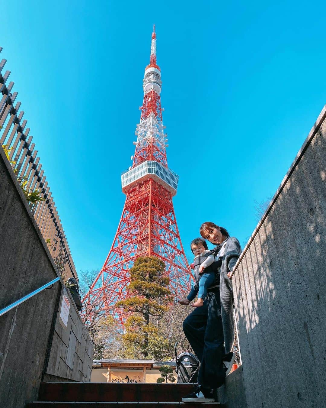 庄司ゆうこさんのインスタグラム写真 - (庄司ゆうこInstagram)「東京タワー🗼✨ あまりにも空が綺麗だったので加工一切しないでアップしたよ🤗 大好きな親子と、とうふ屋うかいでランチでしたっ^_^ 3歳上のひかたんは、ももちゃんをナデナデして可愛がってくれていたけど、ももちゃんがひかたんのお菓子を奪ってしまい、ひかたん大泣き😂笑 ひかたん、ごめんね🙇‍♀️笑笑  ななちゃんと内容の濃い過ぎる話もいっぱい出来ていっぱい笑って楽しかった🤗✨グラビア時代からの友達でもう10年以上の仲です❤️ これからもいっぱい遊んでね🌟 #東京タワー#とうふやうかい#快晴#誰かに見せたい空#インスタ映えスポット#子連れランチ#親子ショット#女の子ママ#生後11ヶ月#3歳#仲良し#ママ友#昼から#ぶっちゃけトーク満載#ガールズトーク#2人とも#いいことあって#昼から#テンション高め#誕生日プレゼント#ありがとう」3月12日 21時23分 - yuko.shoji