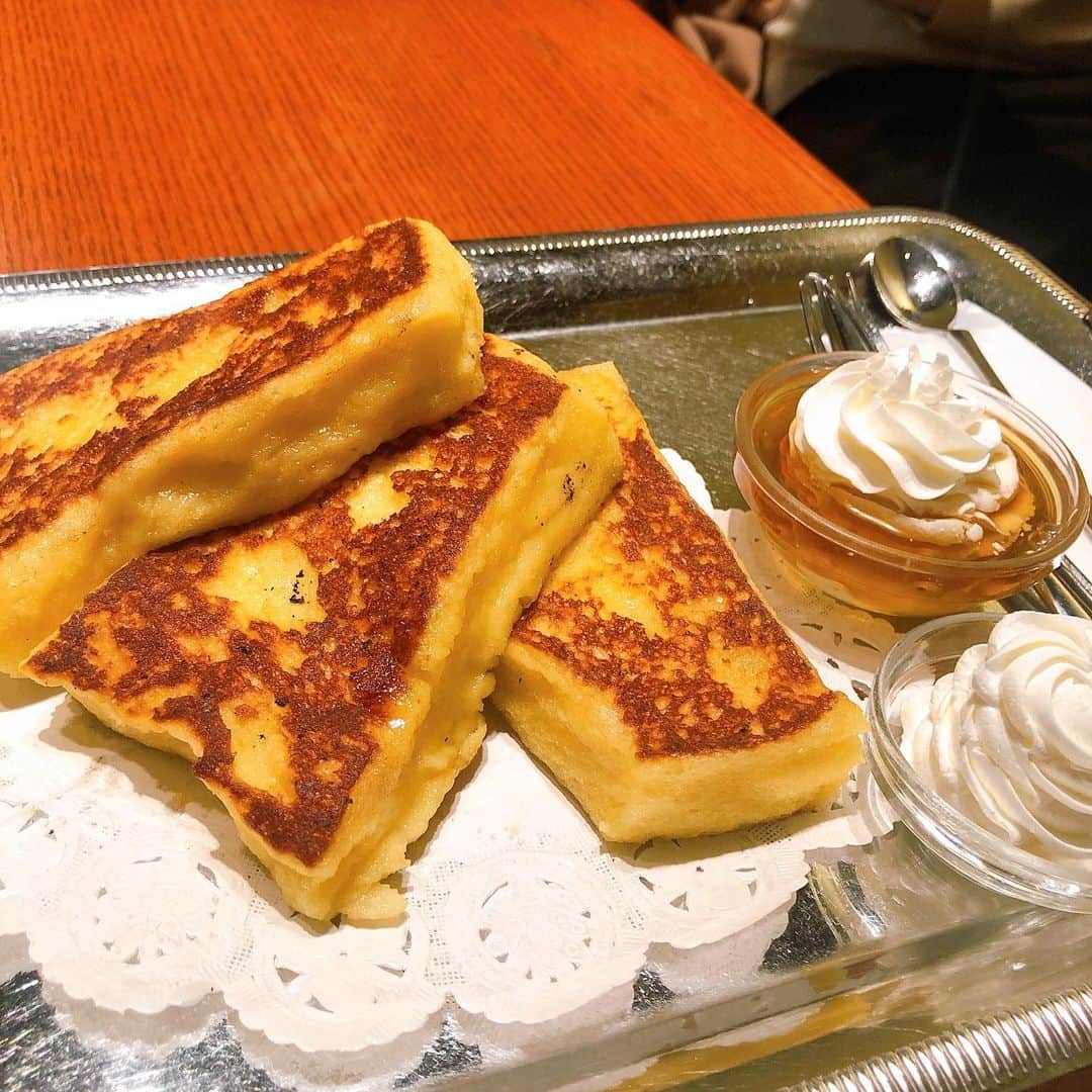 上野優華さんのインスタグラム写真 - (上野優華Instagram)「友達とフレンチトースト食べました。 癒し。トロトロふわふわだったからこれは飲み物。  #カフェ #Cafe #カフェ好き #カフェ巡り #フレンチトースト #とろとろ #ふわふわ #スイーツ #スイーツ好き #甘党 #甘いもの好き #カフェスタグラム #カロリー」3月12日 21時34分 - yuukaueno0205