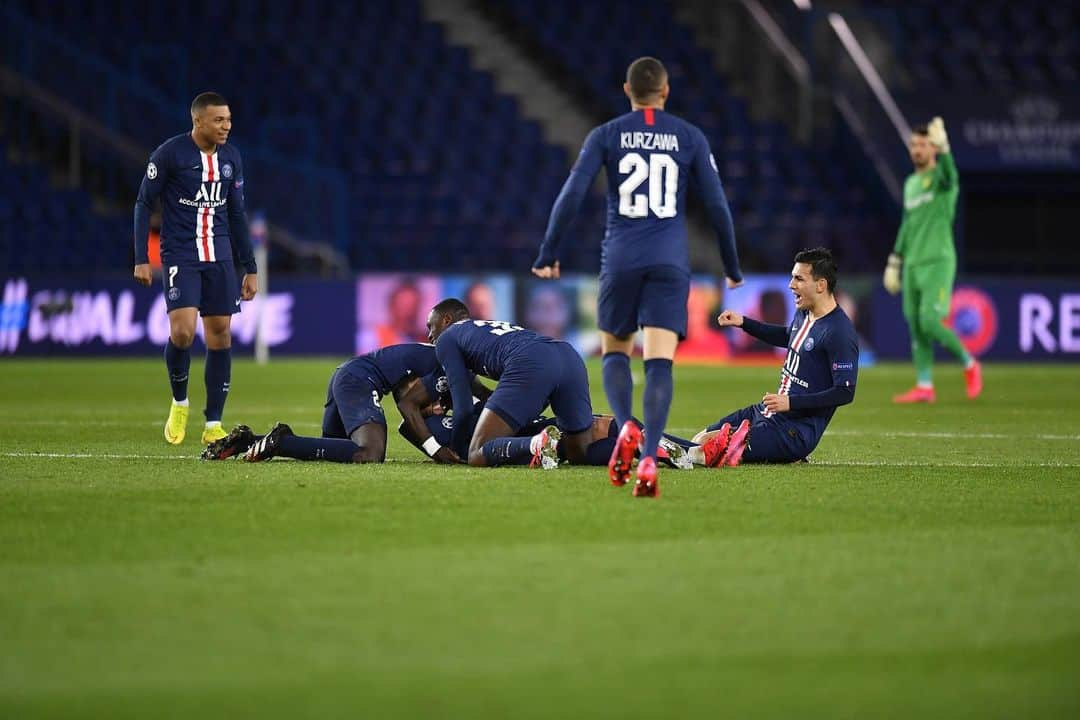 ライヴィン・クルザワさんのインスタグラム写真 - (ライヴィン・クルザワInstagram)「Plus que les 3 points 😁 qualification pour les quarts de finale 😘 Super travail d’équipe 🔴🔵 merci aux supporters 💪🏽 #LDC」3月12日 21時35分 - kurzawa