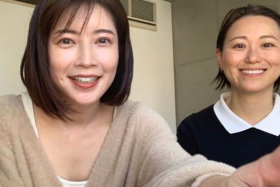 森絵里香さんのインスタグラム写真 - (森絵里香Instagram)「. 昨日の @miwa_ozawa ヘアメイク・小澤実和ちゃんとのインスタLIVEをIGTVにUPしました😊 . 美容のプロである実和ちゃんと、美容好きの私 2人でいつも話していた… 『メイクで盛る』よりも 自分の『自力を上げていく』 という美容の話から、 いかに『マッサージが重要なのか』で盛り上がり、良い情報をみんなで共有したいという気持ちから今回のLIVEを計画しました✨ . いつものお喋りをしている時の様な雰囲気でやれたら…と思ってはいたのですが、想像以上に楽しくリラックスしてしまいました😅 . 笑い過ぎて落ち着く為に1度お茶を飲んだり、途中サロンに電話がかかってきたりと色々ありつつも、マッサージや美容についても熱く語っております✨ 是非チェックしてみてください😊 . 今回は告知もせずにスタートしてしまったので、次回からは事前に告知したいと思っています！ お時間ある方は是非お付き合いいただけたら嬉しいです❤️ . そして、動画の中でも話していますが… 早くて6月・遅くても夏には『メイク・育乳レッスン』を開催する予定です💐 . それに向けて皆さんが『どんな事をを知りたいか』お聞きしたいと思っています よかったらコメントなどに質問をいただけると嬉しいです✨ . . #ヘアメイク さんの話は #本当に為になります #沢山の方に多く触れている人の言葉は #重みがありますね #私も沢山教えてもらいました😊 #森さんの大人美容 #美容」3月12日 21時28分 - morierika0502